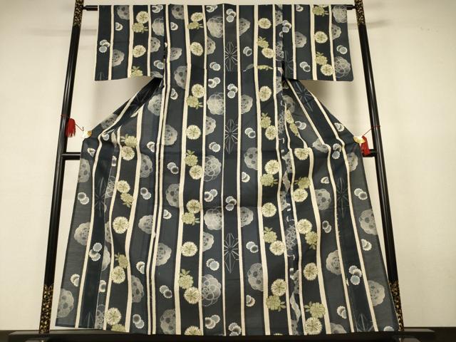 ■■■　サイズ　■■■ 身丈 161cm（肩から） 裄丈 61.5cm 袖丈 45cm　縫込み 4cm 袖幅 32cm 前幅 23cm 後幅 29cm 着物縫いこみ 内揚げ 4cm 裄 お袖側 約2cm　身頃側 約2cm ■■■　商品詳細　■■■ 【綿】 状態は特に目立ったシミ汚れなどもなく大変良い状態です。 大変上質な逸品になります。 お安く出品致しますので、是非この機会にいかがでしょうか？ ■■■　注意事項　■■■ ■モニター発色の具合により色合いが異なる場合がございます。 ■寸法は多少の誤差が生じる場合がございますのでご了承ください。 ■縫込みの長さが左右非対称の場合は短い部分を記載しております。 左右非対称であってもご返品・お値引き等の保証は出来かねますので、ご了承の上ご購入をお願い致します。 ■シミ等のチェックには注意を払っておりますが、見落としがある場合もございますし、個人の見解も様々ですので神経質な方のご購入はお控えください。 ■箪笥に入っておりました着物や帯なので畳みシワや匂いがあるものもございます。 ■お休みは基本的に土日祝となりますが、その他臨時でお休みする場合がございますのでご了承ください。 ■商品の発送は平日のみの発送となります。 ■夜間と土曜、日曜日はお問い合わせの回答が遅れる場合がございます。 ■当店では、お直し、紋入れ、お手入れ等は承っておりません。 ■生地の状態（ヤケ、経年劣化等）によってはサイズ直しが出来ない場合がございます。 その点もどうかご了承のうえ、ご購入をお願いいたします。 ■弊社で取り扱う商品は一点ものにつき、時期や在庫状況に応じて金額が変更となる場合がございます。 ■検針は行っておりません。予めご了承いただきますようお願いいたします。 ■【洗える着物】と記載のある商品におきましては、商品お届け後に洗濯を行ってしまってからのご返品にはご対応しかねます。 念の為、専門店でのお手入れをお願いいたします。 ■写真に写っている物が全てになります。それ以外の付属品はございませんのでご了承ください。 ■状態に関する写真につきましては、掲載可能な写真枚数に限りがあるため、各箇所につき1枚参考画像を掲載しております。 ■着物のサイズ目安は下記を参考ください↓ ＜女性着物＞　お端折り次第で＋5cm　－1cmが着用可能サイズ 　例）身丈170cmの場合、身長160cm～175cm ＜男性着物＞　身丈＋約25cm～27cm程が適応身長 　例）身丈155cmの場合、身長180～182cm