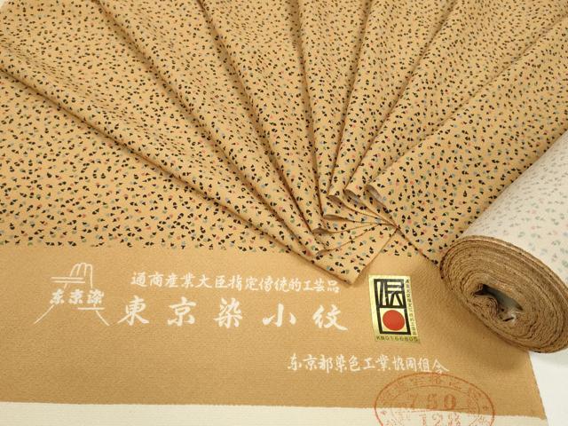 ■■■　サイズ　■■■ 長さ　　着尺分あり 幅　　　約38.5cm ■■■　商品詳細　■■■ 【正絹・未使用】 状態は特に目立ったシミ汚れなどもなく大変良い状態です。 大変上質な逸品になります。 お安く出品致しますので、是非この機会にいかがでしょうか？ ※反端に薄い汚れがございますが、お仕立てに問題はございません。 ■■■　注意事項　■■■ ■モニター発色の具合により色合いが異なる場合がございます。 ■寸法は多少の誤差が生じる場合がございますのでご了承ください。 ■縫込みの長さが左右非対称の場合は短い部分を記載しております。 左右非対称であってもご返品・お値引き等の保証は出来かねますので、ご了承の上ご購入をお願い致します。 ■シミ等のチェックには注意を払っておりますが、見落としがある場合もございますし、個人の見解も様々ですので神経質な方のご購入はお控えください。 ■箪笥に入っておりました着物や帯なので畳みシワや匂いがあるものもございます。 ■お休みは基本的に土日祝となりますが、その他臨時でお休みする場合がございますのでご了承ください。 ■商品の発送は平日のみの発送となります。 ■夜間と土曜、日曜日はお問い合わせの回答が遅れる場合がございます。 ■当店では、お直し、紋入れ、お手入れ等は承っておりません。 ■生地の状態（ヤケ、経年劣化等）によってはサイズ直しが出来ない場合がございます。 その点もどうかご了承のうえ、ご購入をお願いいたします。 ■弊社で取り扱う商品は一点ものにつき、時期や在庫状況に応じて金額が変更となる場合がございます。 ■検針は行っておりません。予めご了承いただきますようお願いいたします。 ■【洗える着物】と記載のある商品におきましては、商品お届け後に洗濯を行ってしまってからのご返品にはご対応しかねます。 念の為、専門店でのお手入れをお願いいたします。 ■写真に写っている物が全てになります。それ以外の付属品はございませんのでご了承ください。 ■状態に関する写真につきましては、掲載可能な写真枚数に限りがあるため、各箇所につき1枚参考画像を掲載しております。 ■着物のサイズ目安は下記を参考ください↓ ＜女性着物＞　お端折り次第で＋5cm　－1cmが着用可能サイズ 　例）身丈170cmの場合、身長160cm～175cm ＜男性着物＞　身丈＋約25cm～27cm程が適応身長 　例）身丈155cmの場合、身長180～182cm