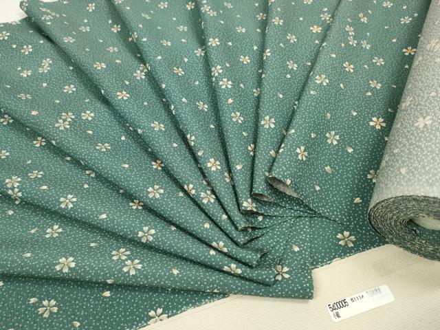 ■■■　サイズ　■■■ 長さ　　着尺分あり 幅　　　約38cm ■■■　商品詳細　■■■ 【正絹・未使用】 状態は特に目立ったシミ汚れなどもなく大変良い状態です。 大変上質な逸品になります。 お安く出品致しますので、是非この機会にいかがでしょうか？ ■■■　注意事項　■■■ ■モニター発色の具合により色合いが異なる場合がございます。 ■寸法は多少の誤差が生じる場合がございますのでご了承ください。 ■縫込みの長さが左右非対称の場合は短い部分を記載しております。 左右非対称であってもご返品・お値引き等の保証は出来かねますので、ご了承の上ご購入をお願い致します。 ■シミ等のチェックには注意を払っておりますが、見落としがある場合もございますし、個人の見解も様々ですので神経質な方のご購入はお控えください。 ■箪笥に入っておりました着物や帯なので畳みシワや匂いがあるものもございます。 ■お休みは基本的に土日祝となりますが、その他臨時でお休みする場合がございますのでご了承ください。 ■商品の発送は平日のみの発送となります。 ■夜間と土曜、日曜日はお問い合わせの回答が遅れる場合がございます。 ■当店では、お直し、紋入れ、お手入れ等は承っておりません。 ■生地の状態（ヤケ、経年劣化等）によってはサイズ直しが出来ない場合がございます。 その点もどうかご了承のうえ、ご購入をお願いいたします。 ■弊社で取り扱う商品は一点ものにつき、時期や在庫状況に応じて金額が変更となる場合がございます。 ■検針は行っておりません。予めご了承いただきますようお願いいたします。 ■【洗える着物】と記載のある商品におきましては、商品お届け後に洗濯を行ってしまってからのご返品にはご対応しかねます。 念の為、専門店でのお手入れをお願いいたします。 ■写真に写っている物が全てになります。それ以外の付属品はございませんのでご了承ください。 ■状態に関する写真につきましては、掲載可能な写真枚数に限りがあるため、各箇所につき1枚参考画像を掲載しております。 ■着物のサイズ目安は下記を参考ください↓ ＜女性着物＞　お端折り次第で＋5cm　－1cmが着用可能サイズ 　例）身丈170cmの場合、身長160cm～175cm ＜男性着物＞　身丈＋約25cm～27cm程が適応身長 　例）身丈155cmの場合、身長180～182cm