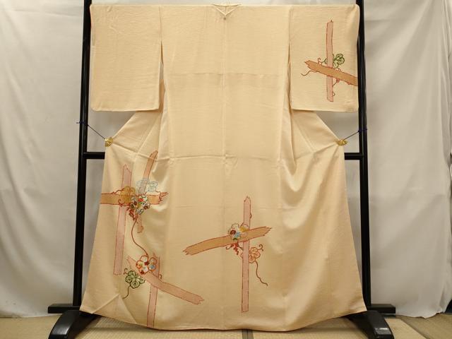 ■■■　サイズ　■■■ 身丈 162cm（肩から） 裄丈 70cm 袖丈 56.5cm　縫込み 4cm 袖幅 35.5cm 前幅 24cm 後幅 30cm 着物縫いこみ 内揚げ 3.5cm 裄 お袖側 約0cm　身頃側 約0cm ■■■　商品詳細　■■■ 【正絹・一つ紋】 状態は画像を添付しておりますので、そちらをご確認下さいますよう宜しくお願い致します。 大変上質な逸品になります。 お安く出品致しますので、是非この機会にいかがでしょうか？ ■■■　注意事項　■■■ ■モニター発色の具合により色合いが異なる場合がございます。 ■寸法は多少の誤差が生じる場合がございますのでご了承ください。 ■縫込みの長さが左右非対称の場合は短い部分を記載しております。 左右非対称であってもご返品・お値引き等の保証は出来かねますので、ご了承の上ご購入をお願い致します。 ■シミ等のチェックには注意を払っておりますが、見落としがある場合もございますし、個人の見解も様々ですので神経質な方のご購入はお控えください。 ■箪笥に入っておりました着物や帯なので畳みシワや匂いがあるものもございます。 ■お休みは基本的に土日祝となりますが、その他臨時でお休みする場合がございますのでご了承ください。 ■商品の発送は平日のみの発送となります。 ■夜間と土曜、日曜日はお問い合わせの回答が遅れる場合がございます。 ■当店では、お直し、紋入れ、お手入れ等は承っておりません。 ■生地の状態（ヤケ、経年劣化等）によってはサイズ直しが出来ない場合がございます。 その点もどうかご了承のうえ、ご購入をお願いいたします。 ■弊社で取り扱う商品は一点ものにつき、時期や在庫状況に応じて金額が変更となる場合がございます。 ■検針は行っておりません。予めご了承いただきますようお願いいたします。 ■【洗える着物】と記載のある商品におきましては、商品お届け後に洗濯を行ってしまってからのご返品にはご対応しかねます。 念の為、専門店でのお手入れをお願いいたします。 ■写真に写っている物が全てになります。それ以外の付属品はございませんのでご了承ください。 ■状態に関する写真につきましては、掲載可能な写真枚数に限りがあるため、各箇所につき1枚参考画像を掲載しております。 ■着物のサイズ目安は下記を参考ください↓ ＜女性着物＞　お端折り次第で＋5cm　－1cmが着用可能サイズ 　例）身丈170cmの場合、身長160cm～175cm ＜男性着物＞　身丈＋約25cm～27cm程が適応身長 　例）身丈155cmの場合、身長180～182cm