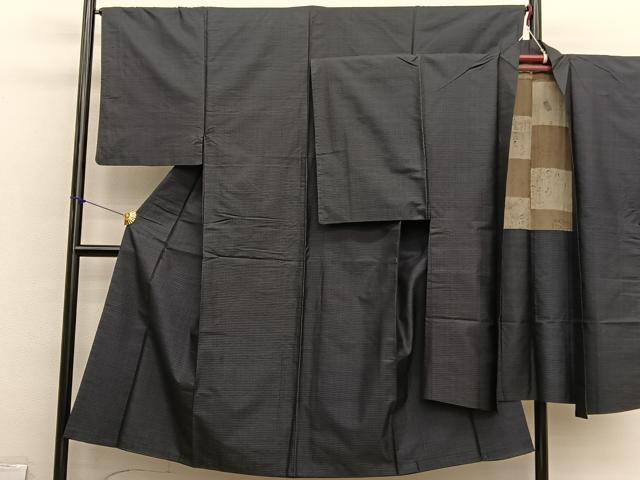 ■■■　サイズ　■■■ 【着物】 身丈 144cm（肩から） 裄丈 66cm 袖丈 52cm　縫込み 3cm 袖幅 33cm 前幅 24.5cm 後幅 30cm 着物縫いこみ 内揚げ 0cm 裄 お袖側 約1.5cm　身頃側 約0cm 【羽織】 身丈 103.5cm（肩から） 裄丈 67.5cm 袖丈 52.5cm　縫込み 2cm 袖幅 34cm 前幅 19cm 後幅 31cm 裄 お袖側 約1cm　身頃側 約0cm ■■■　商品詳細　■■■ 【正絹】 状態は画像を添付しておりますので、そちらをご確認下さいますよう宜しくお願い致します。 大変上質な逸品になりますのでぜひお手入れをされてお召しになられてはいかがでしょうか。 お安く出品致しますので、是非この機会にいかがでしょうか？ ■■■　注意事項　■■■ ■モニター発色の具合により色合いが異なる場合がございます。 ■寸法は多少の誤差が生じる場合がございますのでご了承ください。 ■縫込みの長さが左右非対称の場合は短い部分を記載しております。 左右非対称であってもご返品・お値引き等の保証は出来かねますので、ご了承の上ご購入をお願い致します。 ■シミ等のチェックには注意を払っておりますが、見落としがある場合もございますし、個人の見解も様々ですので神経質な方のご購入はお控えください。 ■箪笥に入っておりました着物や帯なので畳みシワや匂いがあるものもございます。 ■お休みは基本的に土日祝となりますが、その他臨時でお休みする場合がございますのでご了承ください。 ■商品の発送は平日のみの発送となります。 ■夜間と土曜、日曜日はお問い合わせの回答が遅れる場合がございます。 ■当店では、お直し、紋入れ、お手入れ等は承っておりません。 ■生地の状態（ヤケ、経年劣化等）によってはサイズ直しが出来ない場合がございます。 その点もどうかご了承のうえ、ご購入をお願いいたします。 ■弊社で取り扱う商品は一点ものにつき、時期や在庫状況に応じて金額が変更となる場合がございます。 ■検針は行っておりません。予めご了承いただきますようお願いいたします。 ■【洗える着物】と記載のある商品におきましては、商品お届け後に洗濯を行ってしまってからのご返品にはご対応しかねます。 念の為、専門店でのお手入れをお願いいたします。 ■写真に写っている物が全てになります。それ以外の付属品はございませんのでご了承ください。 ■状態に関する写真につきましては、掲載可能な写真枚数に限りがあるため、各箇所につき1枚参考画像を掲載しております。 ■着物のサイズ目安は下記を参考ください↓ ＜女性着物＞　お端折り次第で＋5cm　－1cmが着用可能サイズ 　例）身丈170cmの場合、身長160cm～175cm ＜男性着物＞　身丈＋約25cm～27cm程が適応身長 　例）身丈155cmの場合、身長180～182cm