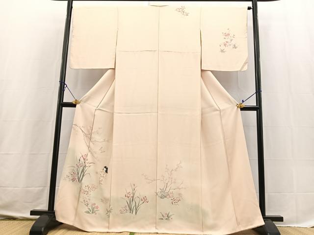 ■■■　サイズ　■■■ 身丈 165cm（肩から） 裄丈 65cm 袖丈 53cm　縫込み 5cm 袖幅 34cm 前幅 25cm 後幅 31cm 着物縫いこみ 内揚げ 0cm 裄 お袖側 約1cm　身頃側 約3cm ■■■　商品詳細　■■■ 【正絹】 状態は特に目立ったシミ汚れなどもなく大変良い状態です。 大変上質な逸品になります。 お安く出品致しますので、是非この機会にいかがでしょうか？ ■■■　注意事項　■■■ ■モニター発色の具合により色合いが異なる場合がございます。 ■寸法は多少の誤差が生じる場合がございますのでご了承ください。 ■縫込みの長さが左右非対称の場合は短い部分を記載しております。 左右非対称であってもご返品・お値引き等の保証は出来かねますので、ご了承の上ご購入をお願い致します。 ■シミ等のチェックには注意を払っておりますが、見落としがある場合もございますし、個人の見解も様々ですので神経質な方のご購入はお控えください。 ■箪笥に入っておりました着物や帯なので畳みシワや匂いがあるものもございます。 ■お休みは基本的に土日祝となりますが、その他臨時でお休みする場合がございますのでご了承ください。 ■商品の発送は平日のみの発送となります。 ■夜間と土曜、日曜日はお問い合わせの回答が遅れる場合がございます。 ■当店では、お直し、紋入れ、お手入れ等は承っておりません。 ■生地の状態（ヤケ、経年劣化等）によってはサイズ直しが出来ない場合がございます。 その点もどうかご了承のうえ、ご購入をお願いいたします。 ■弊社で取り扱う商品は一点ものにつき、時期や在庫状況に応じて金額が変更となる場合がございます。 ■検針は行っておりません。予めご了承いただきますようお願いいたします。 ■【洗える着物】と記載のある商品におきましては、商品お届け後に洗濯を行ってしまってからのご返品にはご対応しかねます。 念の為、専門店でのお手入れをお願いいたします。 ■写真に写っている物が全てになります。それ以外の付属品はございませんのでご了承ください。 ■状態に関する写真につきましては、掲載可能な写真枚数に限りがあるため、各箇所につき1枚参考画像を掲載しております。 ■着物のサイズ目安は下記を参考ください↓ ＜女性着物＞　お端折り次第で＋5cm　－1cmが着用可能サイズ 　例）身丈170cmの場合、身長160cm～175cm ＜男性着物＞　身丈＋約25cm～27cm程が適応身長 　例）身丈155cmの場合、身長180～182cm
