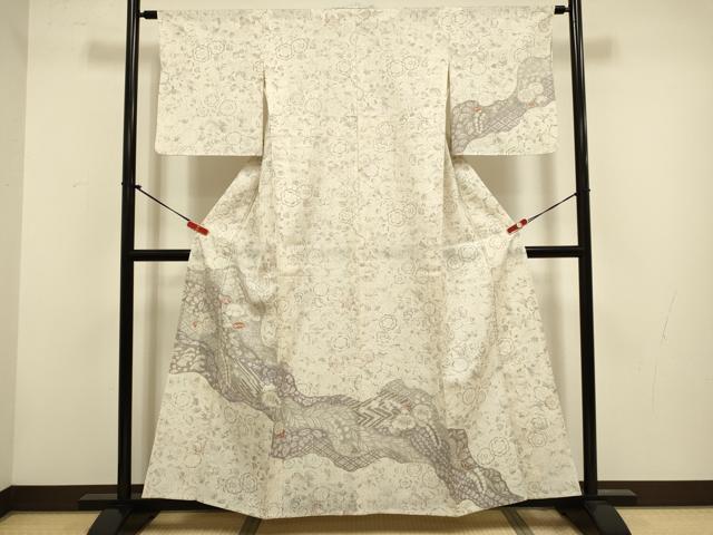 ■■■　サイズ　■■■ 身丈 156cm（肩から） 裄丈 62cm 袖丈 48cm　縫込み 6.5cm 袖幅 32cm 前幅 22.5cm 後幅 28.5cm 着物縫いこみ 内揚げ 6.5cm 裄 お袖側 約3cm　身頃側 約3.5cm ■■■　商品詳細　■■■ 【正絹】 状態は接写画像のように衿山に薄い汚れがございますが その他特に目立ったシミ汚れなどもなく大変良い状態です。 大変上質な逸品になります。 お安く出品致しますので、是非この機会にいかがでしょうか？ ■■■　注意事項　■■■ ■モニター発色の具合により色合いが異なる場合がございます。 ■寸法は多少の誤差が生じる場合がございますのでご了承ください。 ■縫込みの長さが左右非対称の場合は短い部分を記載しております。 左右非対称であってもご返品・お値引き等の保証は出来かねますので、ご了承の上ご購入をお願い致します。 ■シミ等のチェックには注意を払っておりますが、見落としがある場合もございますし、個人の見解も様々ですので神経質な方のご購入はお控えください。 ■箪笥に入っておりました着物や帯なので畳みシワや匂いがあるものもございます。 ■お休みは基本的に土日祝となりますが、その他臨時でお休みする場合がございますのでご了承ください。 ■商品の発送は平日のみの発送となります。 ■夜間と土曜、日曜日はお問い合わせの回答が遅れる場合がございます。 ■当店では、お直し、紋入れ、お手入れ等は承っておりません。 ■生地の状態（ヤケ、経年劣化等）によってはサイズ直しが出来ない場合がございます。 その点もどうかご了承のうえ、ご購入をお願いいたします。 ■弊社で取り扱う商品は一点ものにつき、時期や在庫状況に応じて金額が変更となる場合がございます。 ■検針は行っておりません。予めご了承いただきますようお願いいたします。 ■【洗える着物】と記載のある商品におきましては、商品お届け後に洗濯を行ってしまってからのご返品にはご対応しかねます。 念の為、専門店でのお手入れをお願いいたします。 ■写真に写っている物が全てになります。それ以外の付属品はございませんのでご了承ください。 ■状態に関する写真につきましては、掲載可能な写真枚数に限りがあるため、各箇所につき1枚参考画像を掲載しております。 ■着物のサイズ目安は下記を参考ください↓ ＜女性着物＞　お端折り次第で＋5cm　－1cmが着用可能サイズ 　例）身丈170cmの場合、身長160cm～175cm ＜男性着物＞　身丈＋約25cm～27cm程が適応身長 　例）身丈155cmの場合、身長180～182cm