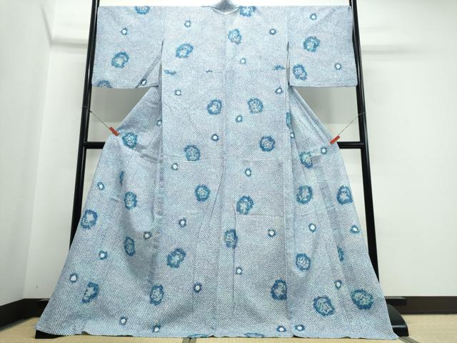 ■■■　サイズ　■■■ 身丈 173.5cm（肩から） 裄丈 70cm 袖丈 48cm　縫込み 1cm 袖幅 36cm 前幅 28.5cm 後幅 33cm 着物縫いこみ 内揚げ 0cm 裄 お袖側 約4cm　身頃側 約0cm ■■■　商品詳細　■■■ 【綿】 状態は特に目立ったシミ汚れなどもなく大変良い状態です。 人気の高い“有松鳴海絞り”の浴衣でございます。 “鳴海絞り”ならではの表情を生み出す立体感と 淡いぼかしで息を吹き込まれ、 今にも動き出しそうな迫力を放っております。 夏祭りや花火大会、これから増えるイベントに連れ立って、 より夏をお楽しみ下さいませ。 大変上質な逸品になります。 お安く出品致しますので、是非この機会にいかがでしょうか？ ■■■　注意事項　■■■ ■モニター発色の具合により色合いが異なる場合がございます。 ■寸法は多少の誤差が生じる場合がございますのでご了承ください。 ■縫込みの長さが左右非対称の場合は短い部分を記載しております。 左右非対称であってもご返品・お値引き等の保証は出来かねますので、ご了承の上ご購入をお願い致します。 ■シミ等のチェックには注意を払っておりますが、見落としがある場合もございますし、個人の見解も様々ですので神経質な方のご購入はお控えください。 ■箪笥に入っておりました着物や帯なので畳みシワや匂いがあるものもございます。 ■お休みは基本的に土日祝となりますが、その他臨時でお休みする場合がございますのでご了承ください。 ■商品の発送は平日のみの発送となります。 ■夜間と土曜、日曜日はお問い合わせの回答が遅れる場合がございます。 ■当店では、お直し、紋入れ、お手入れ等は承っておりません。 ■生地の状態（ヤケ、経年劣化等）によってはサイズ直しが出来ない場合がございます。 その点もどうかご了承のうえ、ご購入をお願いいたします。 ■弊社で取り扱う商品は一点ものにつき、時期や在庫状況に応じて金額が変更となる場合がございます。 ■検針は行っておりません。予めご了承いただきますようお願いいたします。 ■【洗える着物】と記載のある商品におきましては、商品お届け後に洗濯を行ってしまってからのご返品にはご対応しかねます。 念の為、専門店でのお手入れをお願いいたします。 ■写真に写っている物が全てになります。それ以外の付属品はございませんのでご了承ください。 ■状態に関する写真につきましては、掲載可能な写真枚数に限りがあるため、各箇所につき1枚参考画像を掲載しております。 ■着物のサイズ目安は下記を参考ください↓ ＜女性着物＞　お端折り次第で＋5cm　−1cmが着用可能サイズ 　例）身丈170cmの場合、身長160cm〜175cm ＜男性着物＞　身丈＋約25cm〜27cm程が適応身長 　例）身丈155cmの場合、身長180〜182cm