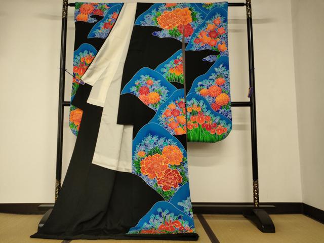 平和屋の平和屋本店●お引きずり・お引き摺り・引き振袖 和装 結婚式 舞妓 芸妓 芸者 衣装 駒刺繍 山重ね草花文 暈し染め 黒地 逸品 AABJ2741fw｜アングル2