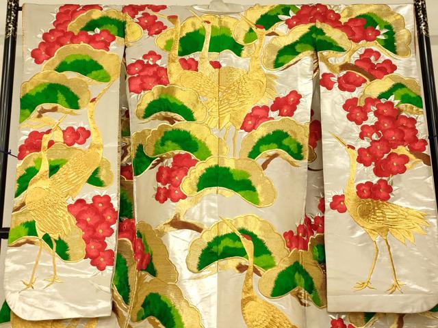 平和屋の平和屋本店●色打掛　和装　婚礼　結婚式　花嫁　神社挙式　駒刺繍　群鶴松梅文　金銀糸　逸品　AABJ2746fw｜アングル3