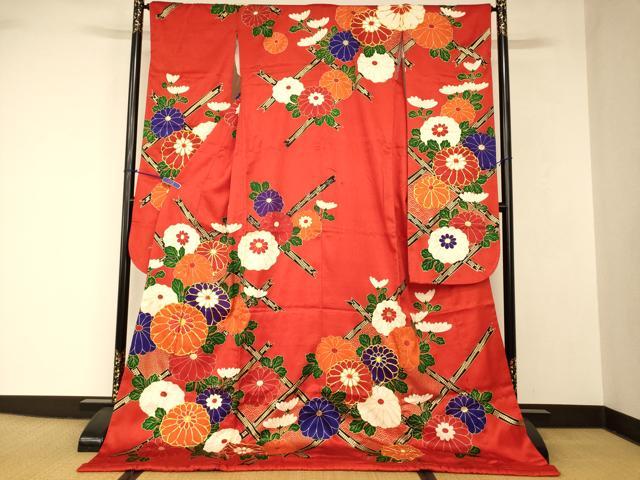 ■■■　サイズ　■■■ 身丈 185cm（肩から） 裄丈 64.5cm 袖丈 107cm　縫込み 3.5cm 袖幅 32.5cm 前幅 24.5cm 後幅 30.5cm 着物縫いこみ 内揚げ 0cm 裄 お袖側 約1cm　身頃側 約1cm ■■■　商品詳細　■■■ 【正絹・比翼仕立て・ふき綿仕立て】 状態は接写画像のようにふき綿部分・表地・衿裏・胴裏に薄い汚れがございますが その他特に目立ったシミ汚れなどもなく大変良い状態です。 大変上質な逸品になります。 お安く出品致しますので、是非この機会にいかがでしょうか？ ■■■　注意事項　■■■ ■モニター発色の具合により色合いが異なる場合がございます。 ■寸法は多少の誤差が生じる場合がございますのでご了承ください。 ■縫込みの長さが左右非対称の場合は短い部分を記載しております。 左右非対称であってもご返品・お値引き等の保証は出来かねますので、ご了承の上ご購入をお願い致します。 ■シミ等のチェックには注意を払っておりますが、見落としがある場合もございますし、個人の見解も様々ですので神経質な方のご購入はお控えください。 ■箪笥に入っておりました着物や帯なので畳みシワや匂いがあるものもございます。 ■お休みは基本的に土日祝となりますが、その他臨時でお休みする場合がございますのでご了承ください。 ■商品の発送は平日のみの発送となります。 ■夜間と土曜、日曜日はお問い合わせの回答が遅れる場合がございます。 ■当店では、お直し、紋入れ、お手入れ等は承っておりません。 ■生地の状態（ヤケ、経年劣化等）によってはサイズ直しが出来ない場合がございます。 その点もどうかご了承のうえ、ご購入をお願いいたします。 ■弊社で取り扱う商品は一点ものにつき、時期や在庫状況に応じて金額が変更となる場合がございます。 ■検針は行っておりません。予めご了承いただきますようお願いいたします。 ■【洗える着物】と記載のある商品におきましては、商品お届け後に洗濯を行ってしまってからのご返品にはご対応しかねます。 念の為、専門店でのお手入れをお願いいたします。 ■写真に写っている物が全てになります。それ以外の付属品はございませんのでご了承ください。 ■状態に関する写真につきましては、掲載可能な写真枚数に限りがあるため、各箇所につき1枚参考画像を掲載しております。 ■着物のサイズ目安は下記を参考ください↓ ＜女性着物＞　お端折り次第で＋5cm　−1cmが着用可能サイズ 　例）身丈170cmの場合、身長160cm〜175cm ＜男性着物＞　身丈＋約25cm〜27cm程が適応身長 　例）身丈155cmの場合、身長180〜182cm