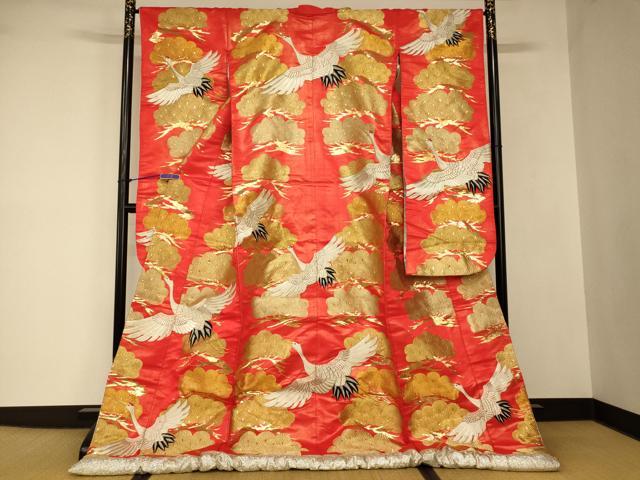 ■■■　サイズ　■■■ 身丈 181cm（肩から） 裄丈 66cm 袖丈 105cm　縫込み 6.5cm 袖幅 33cm 前幅 27.5cm 後幅 32.5cm 着物縫いこみ 内揚げ 0cm 裄 お袖側 約2cm　身頃側 約2cm ■■■　商品詳細　■■■ 【正絹・ふき綿仕立て】 状態は接写画像のようにふき綿部分・下前おくみ・下前・後身頃・袖口・両袖前後に薄い汚れがございますが その他特に目立ったシミ汚れなどもなく大変良い状態です。 大変上質な逸品になります。 お安く出品致しますので、是非この機会にいかがでしょうか？ ■■■　注意事項　■■■ ■モニター発色の具合により色合いが異なる場合がございます。 ■寸法は多少の誤差が生じる場合がございますのでご了承ください。 ■縫込みの長さが左右非対称の場合は短い部分を記載しております。 左右非対称であってもご返品・お値引き等の保証は出来かねますので、ご了承の上ご購入をお願い致します。 ■シミ等のチェックには注意を払っておりますが、見落としがある場合もございますし、個人の見解も様々ですので神経質な方のご購入はお控えください。 ■箪笥に入っておりました着物や帯なので畳みシワや匂いがあるものもございます。 ■お休みは基本的に土日祝となりますが、その他臨時でお休みする場合がございますのでご了承ください。 ■商品の発送は平日のみの発送となります。 ■夜間と土曜、日曜日はお問い合わせの回答が遅れる場合がございます。 ■当店では、お直し、紋入れ、お手入れ等は承っておりません。 ■生地の状態（ヤケ、経年劣化等）によってはサイズ直しが出来ない場合がございます。 その点もどうかご了承のうえ、ご購入をお願いいたします。 ■弊社で取り扱う商品は一点ものにつき、時期や在庫状況に応じて金額が変更となる場合がございます。 ■検針は行っておりません。予めご了承いただきますようお願いいたします。 ■【洗える着物】と記載のある商品におきましては、商品お届け後に洗濯を行ってしまってからのご返品にはご対応しかねます。 念の為、専門店でのお手入れをお願いいたします。 ■写真に写っている物が全てになります。 それ以外の付属品はございませんのでご了承ください。 ■状態に関する写真につきましては、掲載可能な写真枚数に限りがあるため、 各箇所につき1枚参考画像を掲載しております。 ■着物のサイズ目安は下記を参考ください↓ ＜女性着物＞　お端折り次第で＋5cm　−10cmが着用可能サイズ 　例）身丈170cmの場合、身長160cm〜175cm ＜男性着物＞　身丈＋約25cm〜27cm程が適応身長 　例）身丈155cmの場合、身長180cm〜182cm