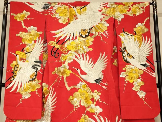 平和屋の平和屋本店●色打掛　和装　婚礼　結婚式　花嫁　神社挙式　総刺繍　飛鶴御所車枝梅文　金銀糸　逸品　AABJ2763fw｜アングル3