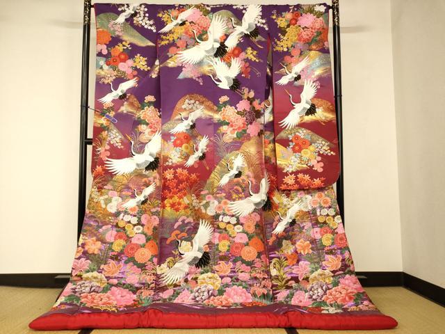 ■■■　サイズ　■■■ 身丈 197cm（肩から） 裄丈 65cm 袖丈 104cm　縫込み 9cm 袖幅 33cm 前幅 28.5cm 後幅 33cm 着物縫いこみ 内揚げ 0cm 裄 お袖側 約2.5cm　身頃側 約1cm ■■■　商品詳細　■■■ 【正絹・ふき綿仕立て】 状態は接写画像のように後身頃に糸解けと汚れ、下前に糸解け、右袖前後にスレがございますが その他特に目立ったシミ汚れなどもなく大変良い状態です。 大変上質な逸品になります。 お安く出品致しますので、是非この機会にいかがでしょうか？ ■■■　注意事項　■■■ ■モニター発色の具合により色合いが異なる場合がございます。 ■寸法は多少の誤差が生じる場合がございますのでご了承ください。 ■縫込みの長さが左右非対称の場合は短い部分を記載しております。 左右非対称であってもご返品・お値引き等の保証は出来かねますので、ご了承の上ご購入をお願い致します。 ■シミ等のチェックには注意を払っておりますが、見落としがある場合もございますし、個人の見解も様々ですので神経質な方のご購入はお控えください。 ■箪笥に入っておりました着物や帯なので畳みシワや匂いがあるものもございます。 ■お休みは基本的に土日祝となりますが、その他臨時でお休みする場合がございますのでご了承ください。 ■商品の発送は平日のみの発送となります。 ■夜間と土曜、日曜日はお問い合わせの回答が遅れる場合がございます。 ■当店では、お直し、紋入れ、お手入れ等は承っておりません。 ■生地の状態（ヤケ、経年劣化等）によってはサイズ直しが出来ない場合がございます。 その点もどうかご了承のうえ、ご購入をお願いいたします。 ■弊社で取り扱う商品は一点ものにつき、時期や在庫状況に応じて金額が変更となる場合がございます。 ■検針は行っておりません。予めご了承いただきますようお願いいたします。 ■【洗える着物】と記載のある商品におきましては、商品お届け後に洗濯を行ってしまってからのご返品にはご対応しかねます。 念の為、専門店でのお手入れをお願いいたします。 ■写真に写っている物が全てになります。 それ以外の付属品はございませんのでご了承ください。 ■状態に関する写真につきましては、掲載可能な写真枚数に限りがあるため、 各箇所につき1枚参考画像を掲載しております。 ■着物のサイズ目安は下記を参考ください↓ ＜女性着物＞　お端折り次第で＋5cm　−10cmが着用可能サイズ 　例）身丈170cmの場合、身長160cm〜175cm ＜男性着物＞　身丈＋約25cm〜27cm程が適応身長 　例）身丈155cmの場合、身長180cm〜182cm