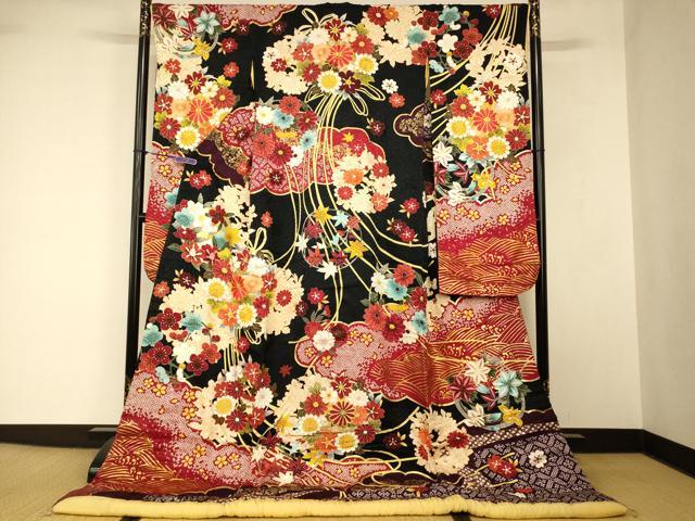 ■■■　サイズ　■■■ 身丈 192cm（肩から） 裄丈 67cm 袖丈 104.5cm　縫込み 6cm 袖幅 34cm 前幅 29cm 後幅 33cm 着物縫いこみ 内揚げ 0cm 裄 お袖側 約0cm　身頃側 約1cm ■■■　商品詳細　■■■ 【正絹・ふき綿仕立て】 状態は接写画像のように表地に糸解け、袖口・右袖後に薄い汚れ、ふき綿部分に汚れと擦れがございますが その他特に目立ったシミ汚れなどもなく大変良い状態です。 大変上質な逸品になります。 お安く出品致しますので、是非この機会にいかがでしょうか？ ■■■　注意事項　■■■ ■モニター発色の具合により色合いが異なる場合がございます。 ■寸法は多少の誤差が生じる場合がございますのでご了承ください。 ■縫込みの長さが左右非対称の場合は短い部分を記載しております。 左右非対称であってもご返品・お値引き等の保証は出来かねますので、ご了承の上ご購入をお願い致します。 ■シミ等のチェックには注意を払っておりますが、見落としがある場合もございますし、個人の見解も様々ですので神経質な方のご購入はお控えください。 ■箪笥に入っておりました着物や帯なので畳みシワや匂いがあるものもございます。 ■お休みは基本的に土日祝となりますが、その他臨時でお休みする場合がございますのでご了承ください。 ■商品の発送は平日のみの発送となります。 ■夜間と土曜、日曜日はお問い合わせの回答が遅れる場合がございます。 ■当店では、お直し、紋入れ、お手入れ等は承っておりません。 ■生地の状態（ヤケ、経年劣化等）によってはサイズ直しが出来ない場合がございます。 その点もどうかご了承のうえ、ご購入をお願いいたします。 ■弊社で取り扱う商品は一点ものにつき、時期や在庫状況に応じて金額が変更となる場合がございます。 ■検針は行っておりません。予めご了承いただきますようお願いいたします。 ■【洗える着物】と記載のある商品におきましては、商品お届け後に洗濯を行ってしまってからのご返品にはご対応しかねます。 念の為、専門店でのお手入れをお願いいたします。 ■写真に写っている物が全てになります。それ以外の付属品はございませんのでご了承ください。 ■状態に関する写真につきましては、掲載可能な写真枚数に限りがあるため、各箇所につき1枚参考画像を掲載しております。 ■着物のサイズ目安は下記を参考ください↓ ＜女性着物＞　お端折り次第で＋5cm　−1cmが着用可能サイズ 　例）身丈170cmの場合、身長160cm〜175cm ＜男性着物＞　身丈＋約25cm〜27cm程が適応身長 　例）身丈155cmの場合、身長180〜182cm