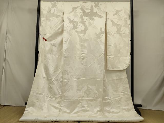 ■■■　サイズ　■■■ 身丈 183cm（肩から） 裄丈 67cm 袖丈 101cm　縫込み 4.5cm 袖幅 32.5cm 前幅 26.5cm 後幅 29cm 着物縫いこみ 内揚げ 0cm 裄 お袖側 約1cm　身頃側 約2cm ■■■　商品詳細　■■■ 【正絹・ふき綿仕立て】 状態は接写画像のように袖口・上前おくみに薄い汚れがございますが その他特に目立ったシミ汚れなどもなく大変良い状態です。 大変上質な逸品になります。 お安く出品致しますので、是非この機会にいかがでしょうか？ ■■■　注意事項　■■■ ■モニター発色の具合により色合いが異なる場合がございます。 ■寸法は多少の誤差が生じる場合がございますのでご了承ください。 ■縫込みの長さが左右非対称の場合は短い部分を記載しております。 左右非対称であってもご返品・お値引き等の保証は出来かねますので、ご了承の上ご購入をお願い致します。 ■シミ等のチェックには注意を払っておりますが、見落としがある場合もございますし、個人の見解も様々ですので神経質な方のご購入はお控えください。 ■箪笥に入っておりました着物や帯なので畳みシワや匂いがあるものもございます。 ■お休みは基本的に土日祝となりますが、その他臨時でお休みする場合がございますのでご了承ください。 ■商品の発送は平日のみの発送となります。 ■夜間と土曜、日曜日はお問い合わせの回答が遅れる場合がございます。 ■当店では、お直し、紋入れ、お手入れ等は承っておりません。 ■生地の状態（ヤケ、経年劣化等）によってはサイズ直しが出来ない場合がございます。 その点もどうかご了承のうえ、ご購入をお願いいたします。 ■弊社で取り扱う商品は一点ものにつき、時期や在庫状況に応じて金額が変更となる場合がございます。 ■検針は行っておりません。予めご了承いただきますようお願いいたします。 ■【洗える着物】と記載のある商品におきましては、商品お届け後に洗濯を行ってしまってからのご返品にはご対応しかねます。 念の為、専門店でのお手入れをお願いいたします。 ■写真に写っている物が全てになります。 それ以外の付属品はございませんのでご了承ください。 ■状態に関する写真につきましては、掲載可能な写真枚数に限りがあるため、 各箇所につき1枚参考画像を掲載しております。 ■着物のサイズ目安は下記を参考ください↓ ＜女性着物＞　お端折り次第で＋5cm　−10cmが着用可能サイズ 　例）身丈170cmの場合、身長160cm〜175cm ＜男性着物＞　身丈＋約25cm〜27cm程が適応身長 　例）身丈155cmの場合、身長180cm〜182cm