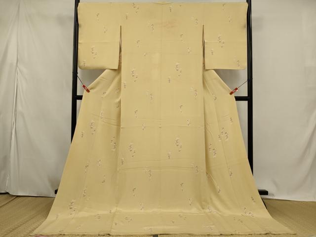 ■■■　サイズ　■■■ 身丈 200cm（肩から） 裄丈 68.5cm 袖丈 54cm　縫込み 7cm 袖幅 34cm 前幅 26.5cm 後幅 31cm 着物縫いこみ 内揚げ 0cm 裄 お袖側 約1.5cm　身頃側 約2cm ■■■　商品詳細　■■■ 【正絹・ふき綿仕立て】 状態は接写画像のように後身頃・胴裏に色移り、衿に薄い汚れがございますが その他特に目立ったシミ汚れなどもなく大変良い状態です。 大変上質な逸品になります。 お安く出品致しますので、是非この機会にいかがでしょうか？ ■■■　注意事項　■■■ ■モニター発色の具合により色合いが異なる場合がございます。 ■寸法は多少の誤差が生じる場合がございますのでご了承ください。 ■縫込みの長さが左右非対称の場合は短い部分を記載しております。 左右非対称であってもご返品・お値引き等の保証は出来かねますので、ご了承の上ご購入をお願い致します。 ■シミ等のチェックには注意を払っておりますが、見落としがある場合もございますし、個人の見解も様々ですので神経質な方のご購入はお控えください。 ■箪笥に入っておりました着物や帯なので畳みシワや匂いがあるものもございます。 ■お休みは基本的に土日祝となりますが、その他臨時でお休みする場合がございますのでご了承ください。 ■商品の発送は平日のみの発送となります。 ■夜間と土曜、日曜日はお問い合わせの回答が遅れる場合がございます。 ■当店では、お直し、紋入れ、お手入れ等は承っておりません。 ■生地の状態（ヤケ、経年劣化等）によってはサイズ直しが出来ない場合がございます。 その点もどうかご了承のうえ、ご購入をお願いいたします。 ■弊社で取り扱う商品は一点ものにつき、時期や在庫状況に応じて金額が変更となる場合がございます。 ■検針は行っておりません。予めご了承いただきますようお願いいたします。 ■【洗える着物】と記載のある商品におきましては、商品お届け後に洗濯を行ってしまってからのご返品にはご対応しかねます。 念の為、専門店でのお手入れをお願いいたします。 ■写真に写っている物が全てになります。それ以外の付属品はございませんのでご了承ください。 ■状態に関する写真につきましては、掲載可能な写真枚数に限りがあるため、各箇所につき1枚参考画像を掲載しております。 ■着物のサイズ目安は下記を参考ください↓ ＜女性着物＞　お端折り次第で＋5cm　−1cmが着用可能サイズ 　例）身丈170cmの場合、身長160cm〜175cm ＜男性着物＞　身丈＋約25cm〜27cm程が適応身長 　例）身丈155cmの場合、身長180〜182cm