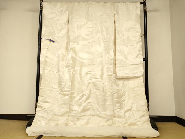 ■■■　サイズ　■■■ 身丈 185cm（肩から） 裄丈 65cm 袖丈 104cm　縫込み 5.5cm 袖幅 34cm 前幅 26.5cm 後幅 31cm 着物縫いこみ 内揚げ 0cm 裄 お袖側 約3cm　身頃側 約0cm ■■■　商品詳細　■■■ 【正絹・ふき綿仕立て】 状態は接写画像のようにふき綿部分・表地・袖口・衿裏に薄い汚れ、胴裏に糸解けがございますが その他特に目立ったシミ汚れなどもなく大変良い状態です。 大変上質な逸品になります。 お安く出品致しますので、是非この機会にいかがでしょうか？ ■■■　注意事項　■■■ ■モニター発色の具合により色合いが異なる場合がございます。 ■寸法は多少の誤差が生じる場合がございますのでご了承ください。 ■縫込みの長さが左右非対称の場合は短い部分を記載しております。 左右非対称であってもご返品・お値引き等の保証は出来かねますので、ご了承の上ご購入をお願い致します。 ■シミ等のチェックには注意を払っておりますが、見落としがある場合もございますし、個人の見解も様々ですので神経質な方のご購入はお控えください。 ■箪笥に入っておりました着物や帯なので畳みシワや匂いがあるものもございます。 ■お休みは基本的に土日祝となりますが、その他臨時でお休みする場合がございますのでご了承ください。 ■商品の発送は平日のみの発送となります。 ■夜間と土曜、日曜日はお問い合わせの回答が遅れる場合がございます。 ■当店では、お直し、紋入れ、お手入れ等は承っておりません。 ■生地の状態（ヤケ、経年劣化等）によってはサイズ直しが出来ない場合がございます。 その点もどうかご了承のうえ、ご購入をお願いいたします。 ■弊社で取り扱う商品は一点ものにつき、時期や在庫状況に応じて金額が変更となる場合がございます。 ■検針は行っておりません。予めご了承いただきますようお願いいたします。 ■【洗える着物】と記載のある商品におきましては、商品お届け後に洗濯を行ってしまってからのご返品にはご対応しかねます。 念の為、専門店でのお手入れをお願いいたします。 ■写真に写っている物が全てになります。 それ以外の付属品はございませんのでご了承ください。 ■状態に関する写真につきましては、掲載可能な写真枚数に限りがあるため、 各箇所につき1枚参考画像を掲載しております。 ■着物のサイズ目安は下記を参考ください↓ ＜女性着物＞　お端折り次第で＋5cm　−10cmが着用可能サイズ 　例）身丈170cmの場合、身長160cm〜175cm ＜男性着物＞　身丈＋約25cm〜27cm程が適応身長 　例）身丈155cmの場合、身長180cm〜182cm