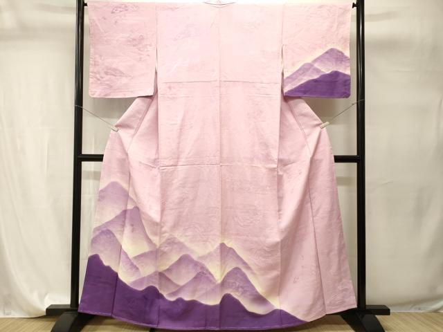 ■■■　サイズ　■■■ 身丈 161cm（肩から） 裄丈 66cm 袖丈 48cm　縫込み 3cm 袖幅 34cm 前幅 22cm 後幅 30.5cm 着物縫いこみ 内揚げ 0cm 裄 お袖側 約2cm　身頃側 約1cm ■■■　商品詳細　■■■ 【正絹・一つ紋・未使用】 状態は画像を添付しておりますので、そちらをご確認下さいますよう宜しくお願い致します。 大変上質な逸品になります。 お安く出品致しますので、是非この機会にいかがでしょうか？ ■■■　注意事項　■■■ ■モニター発色の具合により色合いが異なる場合がございます。 ■寸法は多少の誤差が生じる場合がございますのでご了承ください。 ■縫込みの長さが左右非対称の場合は短い部分を記載しております。 左右非対称であってもご返品・お値引き等の保証は出来かねますので、ご了承の上ご購入をお願い致します。 ■シミ等のチェックには注意を払っておりますが、見落としがある場合もございますし、個人の見解も様々ですので神経質な方のご購入はお控えください。 ■箪笥に入っておりました着物や帯なので畳みシワや匂いがあるものもございます。 ■お休みは基本的に土日祝となりますが、その他臨時でお休みする場合がございますのでご了承ください。 ■商品の発送は平日のみの発送となります。 ■夜間と土曜、日曜日はお問い合わせの回答が遅れる場合がございます。 ■当店では、お直し、紋入れ、お手入れ等は承っておりません。 ■生地の状態（ヤケ、経年劣化等）によってはサイズ直しが出来ない場合がございます。 その点もどうかご了承のうえ、ご購入をお願いいたします。 ■弊社で取り扱う商品は一点ものにつき、時期や在庫状況に応じて金額が変更となる場合がございます。 ■検針は行っておりません。予めご了承いただきますようお願いいたします。 ■【洗える着物】と記載のある商品におきましては、商品お届け後に洗濯を行ってしまってからのご返品にはご対応しかねます。 念の為、専門店でのお手入れをお願いいたします。 ■写真に写っている物が全てになります。それ以外の付属品はございませんのでご了承ください。 ■状態に関する写真につきましては、掲載可能な写真枚数に限りがあるため、各箇所につき1枚参考画像を掲載しております。 ■着物のサイズ目安は下記を参考ください↓ ＜女性着物＞　お端折り次第で＋5cm　−1cmが着用可能サイズ 　例）身丈170cmの場合、身長160cm〜175cm ＜男性着物＞　身丈＋約25cm〜27cm程が適応身長 　例）身丈155cmの場合、身長180〜182cm
