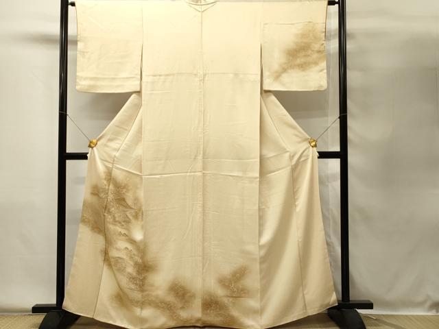 ■■■　サイズ　■■■ 身丈 164cm（肩から） 裄丈 63cm 袖丈 47cm　縫込み 3.5cm 袖幅 33cm 前幅 24cm 後幅 30cm 着物縫いこみ 内揚げ 0cm 裄 お袖側 約2.5cm　身頃側 約4cm ■■■　商品詳細　■■■ 【正絹】 状態は画像を添付しておりますので、そちらをご確認下さいますよう宜しくお願い致します。 大変上質な逸品になります。 お安く出品致しますので、是非この機会にいかがでしょうか？ ■■■　注意事項　■■■ ■モニター発色の具合により色合いが異なる場合がございます。 ■寸法は多少の誤差が生じる場合がございますのでご了承ください。 ■縫込みの長さが左右非対称の場合は短い部分を記載しております。 左右非対称であってもご返品・お値引き等の保証は出来かねますので、ご了承の上ご購入をお願い致します。 ■シミ等のチェックには注意を払っておりますが、見落としがある場合もございますし、個人の見解も様々ですので神経質な方のご購入はお控えください。 ■箪笥に入っておりました着物や帯なので畳みシワや匂いがあるものもございます。 ■お休みは基本的に土日祝となりますが、その他臨時でお休みする場合がございますのでご了承ください。 ■商品の発送は平日のみの発送となります。 ■夜間と土曜、日曜日はお問い合わせの回答が遅れる場合がございます。 ■当店では、お直し、紋入れ、お手入れ等は承っておりません。 ■生地の状態（ヤケ、経年劣化等）によってはサイズ直しが出来ない場合がございます。 その点もどうかご了承のうえ、ご購入をお願いいたします。 ■弊社で取り扱う商品は一点ものにつき、時期や在庫状況に応じて金額が変更となる場合がございます。 ■検針は行っておりません。予めご了承いただきますようお願いいたします。 ■【洗える着物】と記載のある商品におきましては、商品お届け後に洗濯を行ってしまってからのご返品にはご対応しかねます。 念の為、専門店でのお手入れをお願いいたします。 ■写真に写っている物が全てになります。それ以外の付属品はございませんのでご了承ください。 ■状態に関する写真につきましては、掲載可能な写真枚数に限りがあるため、各箇所につき1枚参考画像を掲載しております。 ■着物のサイズ目安は下記を参考ください↓ ＜女性着物＞　お端折り次第で＋5cm　−1cmが着用可能サイズ 　例）身丈170cmの場合、身長160cm〜175cm ＜男性着物＞　身丈＋約25cm〜27cm程が適応身長 　例）身丈155cmの場合、身長180〜182cm