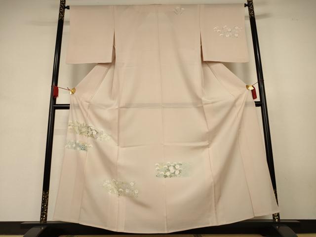 ■■■　サイズ　■■■ 身丈 159.5cm（肩から） 裄丈 64.5cm 袖丈 49cm　縫込み 3cm 袖幅 32.5cm 前幅 24cm 後幅 30cm 着物縫いこみ 内揚げ 6.5cm 裄 お袖側 約3cm　身頃側 約2cm ■■■　商品詳細　■■■ 【正絹】 状態は接写画像のように上前に薄い汚れがございますが その他特に目立ったシミ汚れなどもなく大変良い状態です。 大変上質な逸品になります。 お安く出品致しますので、是非この機会にいかがでしょうか？ ■■■　注意事項　■■■ ■モニター発色の具合により色合いが異なる場合がございます。 ■寸法は多少の誤差が生じる場合がございますのでご了承ください。 ■縫込みの長さが左右非対称の場合は短い部分を記載しております。 左右非対称であってもご返品・お値引き等の保証は出来かねますので、ご了承の上ご購入をお願い致します。 ■シミ等のチェックには注意を払っておりますが、見落としがある場合もございますし、個人の見解も様々ですので神経質な方のご購入はお控えください。 ■箪笥に入っておりました着物や帯なので畳みシワや匂いがあるものもございます。 ■お休みは基本的に土日祝となりますが、その他臨時でお休みする場合がございますのでご了承ください。 ■商品の発送は平日のみの発送となります。 ■夜間と土曜、日曜日はお問い合わせの回答が遅れる場合がございます。 ■当店では、お直し、紋入れ、お手入れ等は承っておりません。 ■生地の状態（ヤケ、経年劣化等）によってはサイズ直しが出来ない場合がございます。 その点もどうかご了承のうえ、ご購入をお願いいたします。 ■弊社で取り扱う商品は一点ものにつき、時期や在庫状況に応じて金額が変更となる場合がございます。 ■検針は行っておりません。予めご了承いただきますようお願いいたします。 ■【洗える着物】と記載のある商品におきましては、商品お届け後に洗濯を行ってしまってからのご返品にはご対応しかねます。 念の為、専門店でのお手入れをお願いいたします。 ■写真に写っている物が全てになります。それ以外の付属品はございませんのでご了承ください。 ■状態に関する写真につきましては、掲載可能な写真枚数に限りがあるため、各箇所につき1枚参考画像を掲載しております。 ■着物のサイズ目安は下記を参考ください↓ ＜女性着物＞　お端折り次第で＋5cm　−1cmが着用可能サイズ 　例）身丈170cmの場合、身長160cm〜175cm ＜男性着物＞　身丈＋約25cm〜27cm程が適応身長 　例）身丈155cmの場合、身長180〜182cm