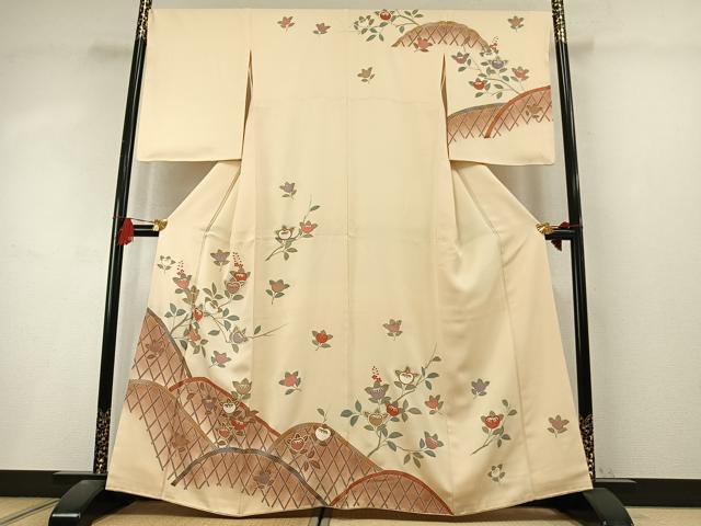 ■■■　サイズ　■■■ 身丈 161cm（肩から） 裄丈 68.5cm 袖丈 56cm　縫込み 3.5cm 袖幅 34.5cm 前幅 24cm 後幅 31cm 着物縫いこみ 内揚げ 1cm 裄 お袖側 約1.5cm　身頃側 約1cm ■■■　商品詳細　■■■ 【正絹】 状態は特に目立ったシミ汚れなどもなく大変良い状態です。 大変上質な逸品になります。 お安く出品致しますので、是非この機会にいかがでしょうか？ ■■■　注意事項　■■■ ■モニター発色の具合により色合いが異なる場合がございます。 ■寸法は多少の誤差が生じる場合がございますのでご了承ください。 ■縫込みの長さが左右非対称の場合は短い部分を記載しております。 左右非対称であってもご返品・お値引き等の保証は出来かねますので、ご了承の上ご購入をお願い致します。 ■シミ等のチェックには注意を払っておりますが、見落としがある場合もございますし、個人の見解も様々ですので神経質な方のご購入はお控えください。 ■箪笥に入っておりました着物や帯なので畳みシワや匂いがあるものもございます。 ■お休みは基本的に土日祝となりますが、その他臨時でお休みする場合がございますのでご了承ください。 ■商品の発送は平日のみの発送となります。 ■夜間と土曜、日曜日はお問い合わせの回答が遅れる場合がございます。 ■当店では、お直し、紋入れ、お手入れ等は承っておりません。 ■生地の状態（ヤケ、経年劣化等）によってはサイズ直しが出来ない場合がございます。 その点もどうかご了承のうえ、ご購入をお願いいたします。 ■弊社で取り扱う商品は一点ものにつき、時期や在庫状況に応じて金額が変更となる場合がございます。 ■検針は行っておりません。予めご了承いただきますようお願いいたします。 ■【洗える着物】と記載のある商品におきましては、商品お届け後に洗濯を行ってしまってからのご返品にはご対応しかねます。 念の為、専門店でのお手入れをお願いいたします。 ■写真に写っている物が全てになります。それ以外の付属品はございませんのでご了承ください。 ■状態に関する写真につきましては、掲載可能な写真枚数に限りがあるため、各箇所につき1枚参考画像を掲載しております。 ■着物のサイズ目安は下記を参考ください↓ ＜女性着物＞　お端折り次第で＋5cm　−1cmが着用可能サイズ 　例）身丈170cmの場合、身長160cm〜175cm ＜男性着物＞　身丈＋約25cm〜27cm程が適応身長 　例）身丈155cmの場合、身長180〜182cm