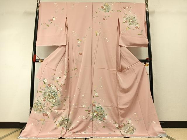 ■■■　サイズ　■■■ 反幅　38cm　　　八掛付き ※ご自身でお好みのサイズに仕立ててお召になっていただけます。 ■■■　商品詳細　■■■ 【正絹・未使用】 状態は特に目立ったシミ汚れなどもなく大変良い状態です。 大変上質な逸品になります。 お安く出品致しますので、是非この機会にいかがでしょうか？ ■■■　注意事項　■■■ ■モニター発色の具合により色合いが異なる場合がございます。 ■寸法は多少の誤差が生じる場合がございますのでご了承ください。 ■縫込みの長さが左右非対称の場合は短い部分を記載しております。 左右非対称であってもご返品・お値引き等の保証は出来かねますので、ご了承の上ご購入をお願い致します。 ■シミ等のチェックには注意を払っておりますが、見落としがある場合もございますし、個人の見解も様々ですので神経質な方のご購入はお控えください。 ■箪笥に入っておりました着物や帯なので畳みシワや匂いがあるものもございます。 ■お休みは基本的に土日祝となりますが、その他臨時でお休みする場合がございますのでご了承ください。 ■商品の発送は平日のみの発送となります。 ■夜間と土曜、日曜日はお問い合わせの回答が遅れる場合がございます。 ■当店では、お直し、紋入れ、お手入れ等は承っておりません。 ■生地の状態（ヤケ、経年劣化等）によってはサイズ直しが出来ない場合がございます。 その点もどうかご了承のうえ、ご購入をお願いいたします。 ■弊社で取り扱う商品は一点ものにつき、時期や在庫状況に応じて金額が変更となる場合がございます。 ■検針は行っておりません。予めご了承いただきますようお願いいたします。 ■【洗える着物】と記載のある商品におきましては、商品お届け後に洗濯を行ってしまってからのご返品にはご対応しかねます。 念の為、専門店でのお手入れをお願いいたします。 ■写真に写っている物が全てになります。それ以外の付属品はございませんのでご了承ください。 ■状態に関する写真につきましては、掲載可能な写真枚数に限りがあるため、各箇所につき1枚参考画像を掲載しております。 ■着物のサイズ目安は下記を参考ください↓ ＜女性着物＞　お端折り次第で＋5cm　−1cmが着用可能サイズ 　例）身丈170cmの場合、身長160cm〜175cm ＜男性着物＞　身丈＋約25cm〜27cm程が適応身長 　例）身丈155cmの場合、身長180〜182cm