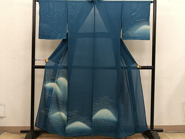 ■■■　サイズ　■■■ 身丈 158cm（肩から） 裄丈 65cm 袖丈 46cm　縫込み 4.5cm 袖幅 32.5cm 前幅 25cm 後幅 31.5cm 着物縫いこみ 内揚げ 5.5cm 裄 お袖側 約2cm　身頃側 約1cm ■■■　商品詳細　■■■ 【正絹】 状態は接写画像のように後身頃・下前に薄い汚れがございますが その他特に目立ったシミ汚れなどもなく大変良い状態です。 大変上質な逸品になります。 お安く出品致しますので、是非この機会にいかがでしょうか？ ■■■　注意事項　■■■ ■モニター発色の具合により色合いが異なる場合がございます。 ■寸法は多少の誤差が生じる場合がございますのでご了承ください。 ■縫込みの長さが左右非対称の場合は短い部分を記載しております。 左右非対称であってもご返品・お値引き等の保証は出来かねますので、ご了承の上ご購入をお願い致します。 ■シミ等のチェックには注意を払っておりますが、見落としがある場合もございますし、個人の見解も様々ですので神経質な方のご購入はお控えください。 ■箪笥に入っておりました着物や帯なので畳みシワや匂いがあるものもございます。 ■お休みは基本的に土日祝となりますが、その他臨時でお休みする場合がございますのでご了承ください。 ■商品の発送は平日のみの発送となります。 ■夜間と土曜、日曜日はお問い合わせの回答が遅れる場合がございます。 ■当店では、お直し、紋入れ、お手入れ等は承っておりません。 ■生地の状態（ヤケ、経年劣化等）によってはサイズ直しが出来ない場合がございます。 その点もどうかご了承のうえ、ご購入をお願いいたします。 ■弊社で取り扱う商品は一点ものにつき、時期や在庫状況に応じて金額が変更となる場合がございます。 ■検針は行っておりません。予めご了承いただきますようお願いいたします。 ■【洗える着物】と記載のある商品におきましては、商品お届け後に洗濯を行ってしまってからのご返品にはご対応しかねます。 念の為、専門店でのお手入れをお願いいたします。 ■写真に写っている物が全てになります。それ以外の付属品はございませんのでご了承ください。 ■状態に関する写真につきましては、掲載可能な写真枚数に限りがあるため、各箇所につき1枚参考画像を掲載しております。 ■着物のサイズ目安は下記を参考ください↓ ＜女性着物＞　お端折り次第で＋5cm　−1cmが着用可能サイズ 　例）身丈170cmの場合、身長160cm〜175cm ＜男性着物＞　身丈＋約25cm〜27cm程が適応身長 　例）身丈155cmの場合、身長180〜182cm