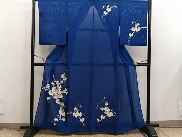 ■■■　サイズ　■■■ 身丈 160cm（肩から） 裄丈 66cm 袖丈 54cm　縫込み 3cm 袖幅 33.5cm 前幅 25cm 後幅 31.5cm 着物縫いこみ 内揚げ 2.5cm 裄 お袖側 約1.5cm　身頃側 約1.5cm ■■■　商品詳細　■■■ 【正絹・一つ紋】 状態は接写画像のように上前おくみ・衿山に薄い汚れがございますが その他特に目立ったシミ汚れなどもなく大変良い状態です。 大変上質な逸品になります。 お安く出品致しますので、是非この機会にいかがでしょうか？ ■■■　注意事項　■■■ ■モニター発色の具合により色合いが異なる場合がございます。 ■寸法は多少の誤差が生じる場合がございますのでご了承ください。 ■縫込みの長さが左右非対称の場合は短い部分を記載しております。 左右非対称であってもご返品・お値引き等の保証は出来かねますので、ご了承の上ご購入をお願い致します。 ■シミ等のチェックには注意を払っておりますが、見落としがある場合もございますし、個人の見解も様々ですので神経質な方のご購入はお控えください。 ■箪笥に入っておりました着物や帯なので畳みシワや匂いがあるものもございます。 ■お休みは基本的に土日祝となりますが、その他臨時でお休みする場合がございますのでご了承ください。 ■商品の発送は平日のみの発送となります。 ■夜間と土曜、日曜日はお問い合わせの回答が遅れる場合がございます。 ■当店では、お直し、紋入れ、お手入れ等は承っておりません。 ■生地の状態（ヤケ、経年劣化等）によってはサイズ直しが出来ない場合がございます。 その点もどうかご了承のうえ、ご購入をお願いいたします。 ■弊社で取り扱う商品は一点ものにつき、時期や在庫状況に応じて金額が変更となる場合がございます。 ■検針は行っておりません。予めご了承いただきますようお願いいたします。 ■【洗える着物】と記載のある商品におきましては、商品お届け後に洗濯を行ってしまってからのご返品にはご対応しかねます。 念の為、専門店でのお手入れをお願いいたします。 ■写真に写っている物が全てになります。それ以外の付属品はございませんのでご了承ください。 ■状態に関する写真につきましては、掲載可能な写真枚数に限りがあるため、各箇所につき1枚参考画像を掲載しております。 ■着物のサイズ目安は下記を参考ください↓ ＜女性着物＞　お端折り次第で＋5cm　−1cmが着用可能サイズ 　例）身丈170cmの場合、身長160cm〜175cm ＜男性着物＞　身丈＋約25cm〜27cm程が適応身長 　例）身丈155cmの場合、身長180〜182cm