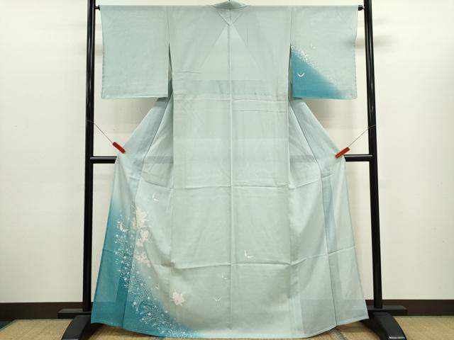 ■■■　サイズ　■■■ 身丈 163.5cm（肩から） 裄丈 65cm 袖丈 48cm　縫込み 5cm 袖幅 33cm 前幅 23cm 後幅 29cm 着物縫いこみ 内揚げ 4cm 裄 お袖側 約2cm　身頃側 約2.5cm ■■■　商品詳細　■■■ 【正絹・未使用】 状態は接写画像のように表地にヤケがございます。 大変上質な逸品になりますのでぜひお手入れをされてお召しになられてはいかがでしょうか。 お安く出品致しますので、是非この機会にいかがでしょうか？ ■■■　注意事項　■■■ ■モニター発色の具合により色合いが異なる場合がございます。 ■寸法は多少の誤差が生じる場合がございますのでご了承ください。 ■縫込みの長さが左右非対称の場合は短い部分を記載しております。 左右非対称であってもご返品・お値引き等の保証は出来かねますので、ご了承の上ご購入をお願い致します。 ■シミ等のチェックには注意を払っておりますが、見落としがある場合もございますし、個人の見解も様々ですので神経質な方のご購入はお控えください。 ■箪笥に入っておりました着物や帯なので畳みシワや匂いがあるものもございます。 ■お休みは基本的に土日祝となりますが、その他臨時でお休みする場合がございますのでご了承ください。 ■商品の発送は平日のみの発送となります。 ■夜間と土曜、日曜日はお問い合わせの回答が遅れる場合がございます。 ■当店では、お直し、紋入れ、お手入れ等は承っておりません。 ■生地の状態（ヤケ、経年劣化等）によってはサイズ直しが出来ない場合がございます。 その点もどうかご了承のうえ、ご購入をお願いいたします。 ■弊社で取り扱う商品は一点ものにつき、時期や在庫状況に応じて金額が変更となる場合がございます。 ■検針は行っておりません。予めご了承いただきますようお願いいたします。 ■【洗える着物】と記載のある商品におきましては、商品お届け後に洗濯を行ってしまってからのご返品にはご対応しかねます。 念の為、専門店でのお手入れをお願いいたします。 ■写真に写っている物が全てになります。それ以外の付属品はございませんのでご了承ください。 ■状態に関する写真につきましては、掲載可能な写真枚数に限りがあるため、各箇所につき1枚参考画像を掲載しております。 ■着物のサイズ目安は下記を参考ください↓ ＜女性着物＞　お端折り次第で＋5cm　−1cmが着用可能サイズ 　例）身丈170cmの場合、身長160cm〜175cm ＜男性着物＞　身丈＋約25cm〜27cm程が適応身長 　例）身丈155cmの場合、身長180〜182cm