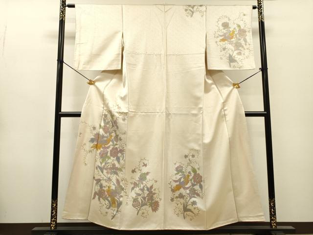 ■■■　サイズ　■■■ 身丈 152.5cm（肩から） 裄丈 62cm 袖丈 48cm　縫込み 6cm 袖幅 32.5cm 前幅 22.5cm 後幅 27.5cm 着物縫いこみ 内揚げ 5cm 裄 お袖側 約2cm　身頃側 約2cm ■■■　商品詳細　■■■ 【正絹】 状態は接写画像のように上前・後身頃・右袖後・胴裏に薄い汚れがございますが その他特に目立ったシミ汚れなどもなく大変良い状態です。 大変上質な逸品になります。 お安く出品致しますので、是非この機会にいかがでしょうか？ ■■■　注意事項　■■■ ■モニター発色の具合により色合いが異なる場合がございます。 ■寸法は多少の誤差が生じる場合がございますのでご了承ください。 ■縫込みの長さが左右非対称の場合は短い部分を記載しております。 左右非対称であってもご返品・お値引き等の保証は出来かねますので、ご了承の上ご購入をお願い致します。 ■シミ等のチェックには注意を払っておりますが、見落としがある場合もございますし、個人の見解も様々ですので神経質な方のご購入はお控えください。 ■箪笥に入っておりました着物や帯なので畳みシワや匂いがあるものもございます。 ■お休みは基本的に土日祝となりますが、その他臨時でお休みする場合がございますのでご了承ください。 ■商品の発送は平日のみの発送となります。 ■夜間と土曜、日曜日はお問い合わせの回答が遅れる場合がございます。 ■当店では、お直し、紋入れ、お手入れ等は承っておりません。 ■生地の状態（ヤケ、経年劣化等）によってはサイズ直しが出来ない場合がございます。 その点もどうかご了承のうえ、ご購入をお願いいたします。 ■弊社で取り扱う商品は一点ものにつき、時期や在庫状況に応じて金額が変更となる場合がございます。 ■検針は行っておりません。予めご了承いただきますようお願いいたします。 ■【洗える着物】と記載のある商品におきましては、商品お届け後に洗濯を行ってしまってからのご返品にはご対応しかねます。 念の為、専門店でのお手入れをお願いいたします。 ■写真に写っている物が全てになります。それ以外の付属品はございませんのでご了承ください。 ■状態に関する写真につきましては、掲載可能な写真枚数に限りがあるため、各箇所につき1枚参考画像を掲載しております。 ■着物のサイズ目安は下記を参考ください↓ ＜女性着物＞　お端折り次第で＋5cm　−1cmが着用可能サイズ 　例）身丈170cmの場合、身長160cm〜175cm ＜男性着物＞　身丈＋約25cm〜27cm程が適応身長 　例）身丈155cmの場合、身長180〜182cm