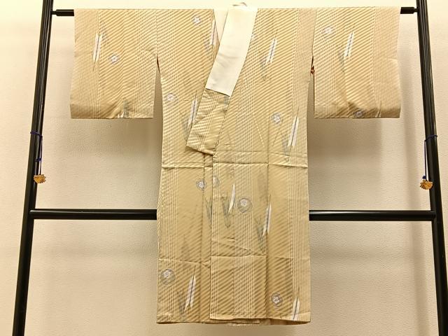 ■■■　サイズ　■■■ 身丈 115cm（肩から） 裄丈 61.5cm 袖丈 44cm　縫込み 4cm 袖幅 30cm 前幅 25.5cm 後幅 30cm 着物縫いこみ 内揚げ 0cm 裄 お袖側 約3.5cm　身頃側 約2cm ■■■　商品詳細　■■■ 【正絹・無双仕立て】 状態は画像を添付しておりますので、そちらをご確認下さいますよう宜しくお願い致します。 大変上質な逸品になります。 お安く出品致しますので、是非この機会にいかがでしょうか？ ■■■　注意事項　■■■ ■モニター発色の具合により色合いが異なる場合がございます。 ■寸法は多少の誤差が生じる場合がございますのでご了承ください。 ■縫込みの長さが左右非対称の場合は短い部分を記載しております。 左右非対称であってもご返品・お値引き等の保証は出来かねますので、ご了承の上ご購入をお願い致します。 ■シミ等のチェックには注意を払っておりますが、見落としがある場合もございますし、個人の見解も様々ですので神経質な方のご購入はお控えください。 ■箪笥に入っておりました着物や帯なので畳みシワや匂いがあるものもございます。 ■お休みは基本的に土日祝となりますが、その他臨時でお休みする場合がございますのでご了承ください。 ■商品の発送は平日のみの発送となります。 ■夜間と土曜、日曜日はお問い合わせの回答が遅れる場合がございます。 ■当店では、お直し、紋入れ、お手入れ等は承っておりません。 ■生地の状態（ヤケ、経年劣化等）によってはサイズ直しが出来ない場合がございます。 その点もどうかご了承のうえ、ご購入をお願いいたします。 ■弊社で取り扱う商品は一点ものにつき、時期や在庫状況に応じて金額が変更となる場合がございます。 ■検針は行っておりません。予めご了承いただきますようお願いいたします。 ■【洗える着物】と記載のある商品におきましては、商品お届け後に洗濯を行ってしまってからのご返品にはご対応しかねます。 念の為、専門店でのお手入れをお願いいたします。 ■写真に写っている物が全てになります。それ以外の付属品はございませんのでご了承ください。 ■状態に関する写真につきましては、掲載可能な写真枚数に限りがあるため、各箇所につき1枚参考画像を掲載しております。 ■着物のサイズ目安は下記を参考ください↓ ＜女性着物＞　お端折り次第で＋5cm　−1cmが着用可能サイズ 　例）身丈170cmの場合、身長160cm〜175cm ＜男性着物＞　身丈＋約25cm〜27cm程が適応身長 　例）身丈155cmの場合、身長180〜182cm