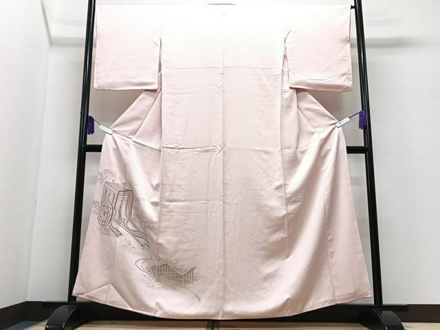 ■■■　サイズ　■■■ 身丈 159cm（肩から） 裄丈 65cm 袖丈 47cm　縫込み 4cm 袖幅 33.5cm 前幅 23.5cm 後幅 30.5cm 着物縫いこみ 内揚げ 1.5cm 裄 お袖側 約3cm　身頃側 約2.5cm ■■■　商品詳細　■■■ 【正絹・紋無し】 状態は画像を添付しておりますので、そちらをご確認下さいますよう宜しくお願い致します。 大変上質な逸品になります。 お安く出品致しますので、是非この機会にいかがでしょうか？ ■■■　注意事項　■■■ ■モニター発色の具合により色合いが異なる場合がございます。 ■寸法は多少の誤差が生じる場合がございますのでご了承ください。 ■縫込みの長さが左右非対称の場合は短い部分を記載しております。 左右非対称であってもご返品・お値引き等の保証は出来かねますので、ご了承の上ご購入をお願い致します。 ■シミ等のチェックには注意を払っておりますが、見落としがある場合もございますし、個人の見解も様々ですので神経質な方のご購入はお控えください。 ■箪笥に入っておりました着物や帯なので畳みシワや匂いがあるものもございます。 ■お休みは基本的に土日祝となりますが、その他臨時でお休みする場合がございますのでご了承ください。 ■商品の発送は平日のみの発送となります。 ■夜間と土曜、日曜日はお問い合わせの回答が遅れる場合がございます。 ■当店では、お直し、紋入れ、お手入れ等は承っておりません。 ■生地の状態（ヤケ、経年劣化等）によってはサイズ直しが出来ない場合がございます。 その点もどうかご了承のうえ、ご購入をお願いいたします。 ■弊社で取り扱う商品は一点ものにつき、時期や在庫状況に応じて金額が変更となる場合がございます。 ■検針は行っておりません。予めご了承いただきますようお願いいたします。 ■【洗える着物】と記載のある商品におきましては、商品お届け後に洗濯を行ってしまってからのご返品にはご対応しかねます。 念の為、専門店でのお手入れをお願いいたします。 ■写真に写っている物が全てになります。それ以外の付属品はございませんのでご了承ください。 ■状態に関する写真につきましては、掲載可能な写真枚数に限りがあるため、各箇所につき1枚参考画像を掲載しております。 ■着物のサイズ目安は下記を参考ください↓ ＜女性着物＞　お端折り次第で＋5cm　−1cmが着用可能サイズ 　例）身丈170cmの場合、身長160cm〜175cm ＜男性着物＞　身丈＋約25cm〜27cm程が適応身長 　例）身丈155cmの場合、身長180〜182cm