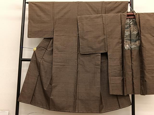 ■■■　サイズ　■■■ 【着物】 身丈 141cm（肩から） 裄丈 64cm 袖丈 50.5cm　縫込み 2.5cm 袖幅 33.5cm 前幅 26cm 後幅 30.5cm 着物縫いこみ 内揚げ 0cm 裄 お袖側 約2.5cm　身頃側 約0cm 【羽織】 身丈 101cm（肩から） 裄丈 66.5cm 袖丈 50.5cm　縫込み 2.5cm 袖幅 34.5cm 前幅 19.5cm 後幅 30.5cm 裄 お袖側 約1cm　身頃側 約2.5cm ■■■　商品詳細　■■■ 【正絹・未使用】 状態は画像を添付しておりますので、 そちらをご確認下さいますよう宜しくお願い致します。 大変上質な逸品になります。 お安く出品致しますので、是非この機会にいかがでしょうか？ ■■■　注意事項　■■■ ■モニター発色の具合により色合いが異なる場合がございます。 ■寸法は多少の誤差が生じる場合がございますのでご了承ください。 ■縫込みの長さが左右非対称の場合は短い部分を記載しております。 左右非対称であってもご返品・お値引き等の保証は出来かねますので、ご了承の上ご購入をお願い致します。 ■シミ等のチェックには注意を払っておりますが、見落としがある場合もございますし、個人の見解も様々ですので神経質な方のご購入はお控えください。 ■箪笥に入っておりました着物や帯なので畳みシワや匂いがあるものもございます。 ■お休みは基本的に土日祝となりますが、その他臨時でお休みする場合がございますのでご了承ください。 ■商品の発送は平日のみの発送となります。 ■夜間と土曜、日曜日はお問い合わせの回答が遅れる場合がございます。 ■当店では、お直し、紋入れ、お手入れ等は承っておりません。 ■生地の状態（ヤケ、経年劣化等）によってはサイズ直しが出来ない場合がございます。 その点もどうかご了承のうえ、ご購入をお願いいたします。 ■弊社で取り扱う商品は一点ものにつき、時期や在庫状況に応じて金額が変更となる場合がございます。 ■検針は行っておりません。予めご了承いただきますようお願いいたします。 ■【洗える着物】と記載のある商品におきましては、商品お届け後に洗濯を行ってしまってからのご返品にはご対応しかねます。 念の為、専門店でのお手入れをお願いいたします。 ■写真に写っている物が全てになります。それ以外の付属品はございませんのでご了承ください。 ■状態に関する写真につきましては、掲載可能な写真枚数に限りがあるため、各箇所につき1枚参考画像を掲載しております。 ■着物のサイズ目安は下記を参考ください↓ ＜女性着物＞　お端折り次第で＋5cm　−1cmが着用可能サイズ 　例）身丈170cmの場合、身長160cm〜175cm ＜男性着物＞　身丈＋約25cm〜27cm程が適応身長 　例）身丈155cmの場合、身長180〜182cm