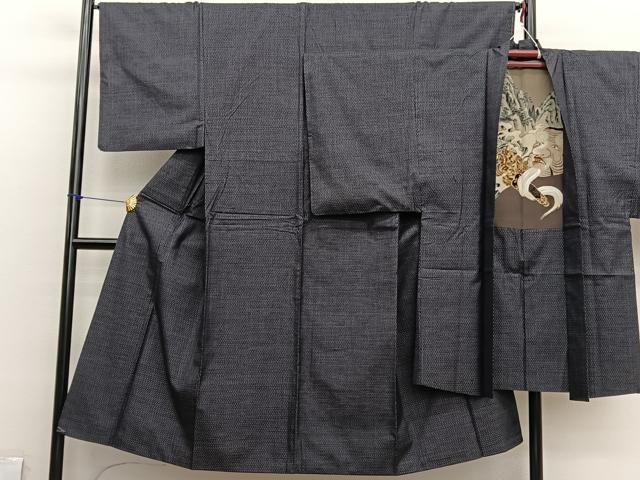 ■■■　サイズ　■■■ 【着物】 身丈 145.5cm（肩から） 裄丈 65cm 袖丈 50.5cm　縫込み 6cm 袖幅 33cm 前幅 25.5cm 後幅 30.5cm 着物縫いこみ 内揚げ 0cm 裄 お袖側 約1.5cm　身頃側 約0cm 【羽織】 身丈 102.5cm（肩から） 裄丈 67.5cm 袖丈 52cm　縫込み 5.5cm 袖幅 34cm 前幅 18.5cm 後幅 30cm 裄 お袖側 約1cm　身頃側 約0cm ■■■　商品詳細　■■■ 【正絹】 状態は画像を添付しておりますので、そちらをご確認下さいますよう宜しくお願い致します。 大変上質な逸品になりますのでぜひお手入れをされてお召しになられてはいかがでしょうか。 お安く出品致しますので、是非この機会にいかがでしょうか？ ■■■　注意事項　■■■ ■モニター発色の具合により色合いが異なる場合がございます。 ■寸法は多少の誤差が生じる場合がございますのでご了承ください。 ■縫込みの長さが左右非対称の場合は短い部分を記載しております。 左右非対称であってもご返品・お値引き等の保証は出来かねますので、ご了承の上ご購入をお願い致します。 ■シミ等のチェックには注意を払っておりますが、見落としがある場合もございますし、個人の見解も様々ですので神経質な方のご購入はお控えください。 ■箪笥に入っておりました着物や帯なので畳みシワや匂いがあるものもございます。 ■お休みは基本的に土日祝となりますが、その他臨時でお休みする場合がございますのでご了承ください。 ■商品の発送は平日のみの発送となります。 ■夜間と土曜、日曜日はお問い合わせの回答が遅れる場合がございます。 ■当店では、お直し、紋入れ、お手入れ等は承っておりません。 ■生地の状態（ヤケ、経年劣化等）によってはサイズ直しが出来ない場合がございます。 その点もどうかご了承のうえ、ご購入をお願いいたします。 ■弊社で取り扱う商品は一点ものにつき、時期や在庫状況に応じて金額が変更となる場合がございます。 ■検針は行っておりません。予めご了承いただきますようお願いいたします。 ■【洗える着物】と記載のある商品におきましては、商品お届け後に洗濯を行ってしまってからのご返品にはご対応しかねます。 念の為、専門店でのお手入れをお願いいたします。 ■写真に写っている物が全てになります。それ以外の付属品はございませんのでご了承ください。 ■状態に関する写真につきましては、掲載可能な写真枚数に限りがあるため、各箇所につき1枚参考画像を掲載しております。 ■着物のサイズ目安は下記を参考ください↓ ＜女性着物＞　お端折り次第で＋5cm　−1cmが着用可能サイズ 　例）身丈170cmの場合、身長160cm〜175cm ＜男性着物＞　身丈＋約25cm〜27cm程が適応身長 　例）身丈155cmの場合、身長180〜182cm