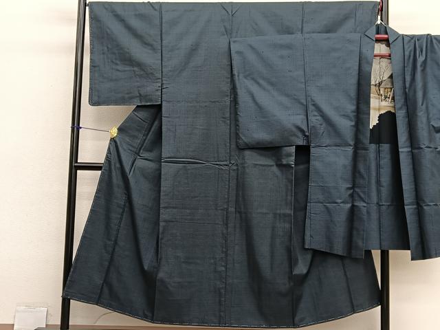 ■■■　サイズ　■■■ 【着物】 身丈 148cm（肩から） 裄丈 67cm 袖丈 51cm　縫込み 3cm 袖幅 34cm 前幅 27.5cm 後幅 30cm 着物縫いこみ 内揚げ 0cm 裄 お袖側 約2cm　身頃側 約0cm 【羽織】 身丈 96cm（肩から） 裄丈 67cm 袖丈 50.5cm　縫込み 1cm 袖幅 33.5cm 前幅 19cm 後幅 31.5cm 裄 お袖側 約1.5cm　身頃側 約1.5cm ■■■　商品詳細　■■■ 【正絹】 状態は画像を添付しておりますので、そちらをご確認下さいますよう宜しくお願い致します。 大変上質な逸品になりますのでぜひお手入れをされてお召しになられてはいかがでしょうか。 お安く出品致しますので、是非この機会にいかがでしょうか？ ■■■　注意事項　■■■ ■モニター発色の具合により色合いが異なる場合がございます。 ■寸法は多少の誤差が生じる場合がございますのでご了承ください。 ■縫込みの長さが左右非対称の場合は短い部分を記載しております。 左右非対称であってもご返品・お値引き等の保証は出来かねますので、ご了承の上ご購入をお願い致します。 ■シミ等のチェックには注意を払っておりますが、見落としがある場合もございますし、個人の見解も様々ですので神経質な方のご購入はお控えください。 ■箪笥に入っておりました着物や帯なので畳みシワや匂いがあるものもございます。 ■お休みは基本的に土日祝となりますが、その他臨時でお休みする場合がございますのでご了承ください。 ■商品の発送は平日のみの発送となります。 ■夜間と土曜、日曜日はお問い合わせの回答が遅れる場合がございます。 ■当店では、お直し、紋入れ、お手入れ等は承っておりません。 ■生地の状態（ヤケ、経年劣化等）によってはサイズ直しが出来ない場合がございます。 その点もどうかご了承のうえ、ご購入をお願いいたします。 ■弊社で取り扱う商品は一点ものにつき、時期や在庫状況に応じて金額が変更となる場合がございます。 ■検針は行っておりません。予めご了承いただきますようお願いいたします。 ■【洗える着物】と記載のある商品におきましては、商品お届け後に洗濯を行ってしまってからのご返品にはご対応しかねます。 念の為、専門店でのお手入れをお願いいたします。 ■写真に写っている物が全てになります。それ以外の付属品はございませんのでご了承ください。 ■状態に関する写真につきましては、掲載可能な写真枚数に限りがあるため、各箇所につき1枚参考画像を掲載しております。 ■着物のサイズ目安は下記を参考ください↓ ＜女性着物＞　お端折り次第で＋5cm　−1cmが着用可能サイズ 　例）身丈170cmの場合、身長160cm〜175cm ＜男性着物＞　身丈＋約25cm〜27cm程が適応身長 　例）身丈155cmの場合、身長180〜182cm