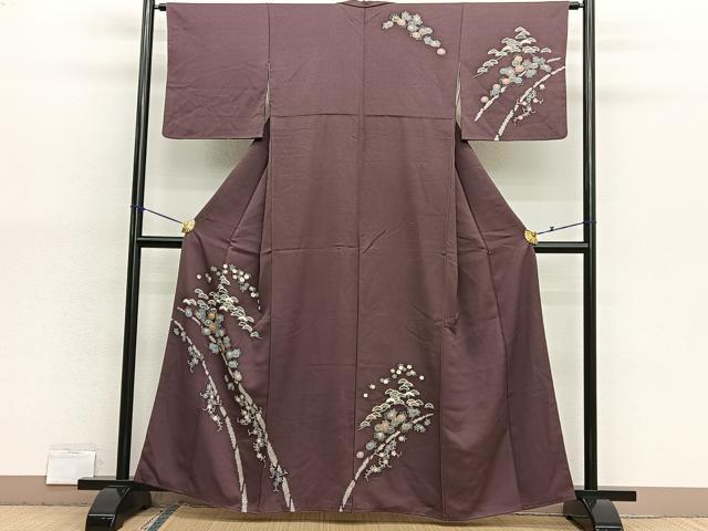■■■　サイズ　■■■ 身丈 160cm（肩から） 裄丈 63cm 袖丈 46cm　縫込み 6cm 袖幅 33cm 前幅 23.5cm 後幅 29cm 着物縫いこみ 内揚げ 0cm 裄 お袖側 約2cm　身頃側 約2.5cm ■■■　商品詳細　■■■ 【正絹】 状態は画像を添付しておりますので、そちらをご確認下さいますよう宜しくお願い致します。 大変上質な逸品になりますのでぜひお手入れをされてお召しになられてはいかがでしょうか。 お安く出品致しますので、是非この機会にいかがでしょうか？ ■■■　注意事項　■■■ ■モニター発色の具合により色合いが異なる場合がございます。 ■寸法は多少の誤差が生じる場合がございますのでご了承ください。 ■縫込みの長さが左右非対称の場合は短い部分を記載しております。 左右非対称であってもご返品・お値引き等の保証は出来かねますので、ご了承の上ご購入をお願い致します。 ■シミ等のチェックには注意を払っておりますが、見落としがある場合もございますし、個人の見解も様々ですので神経質な方のご購入はお控えください。 ■箪笥に入っておりました着物や帯なので畳みシワや匂いがあるものもございます。 ■お休みは基本的に土日祝となりますが、その他臨時でお休みする場合がございますのでご了承ください。 ■商品の発送は平日のみの発送となります。 ■夜間と土曜、日曜日はお問い合わせの回答が遅れる場合がございます。 ■当店では、お直し、紋入れ、お手入れ等は承っておりません。 ■生地の状態（ヤケ、経年劣化等）によってはサイズ直しが出来ない場合がございます。 その点もどうかご了承のうえ、ご購入をお願いいたします。 ■弊社で取り扱う商品は一点ものにつき、時期や在庫状況に応じて金額が変更となる場合がございます。 ■検針は行っておりません。予めご了承いただきますようお願いいたします。 ■【洗える着物】と記載のある商品におきましては、商品お届け後に洗濯を行ってしまってからのご返品にはご対応しかねます。 念の為、専門店でのお手入れをお願いいたします。 ■写真に写っている物が全てになります。それ以外の付属品はございませんのでご了承ください。 ■状態に関する写真につきましては、掲載可能な写真枚数に限りがあるため、各箇所につき1枚参考画像を掲載しております。 ■着物のサイズ目安は下記を参考ください↓ ＜女性着物＞　お端折り次第で＋5cm　−1cmが着用可能サイズ 　例）身丈170cmの場合、身長160cm〜175cm ＜男性着物＞　身丈＋約25cm〜27cm程が適応身長 　例）身丈155cmの場合、身長180〜182cm