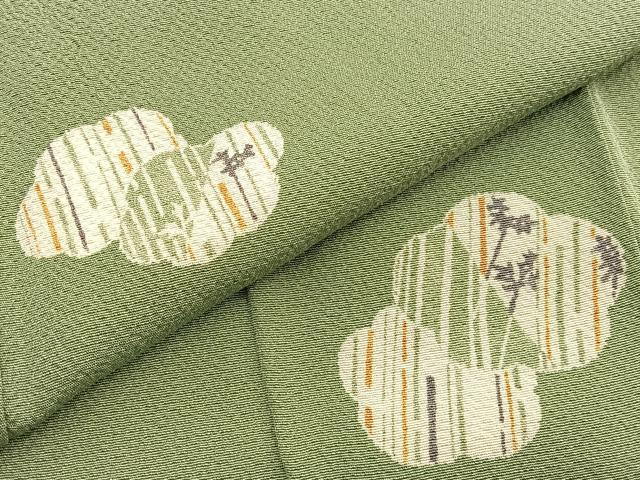 ■■■　サイズ　■■■ 身丈 151.5cm（肩から） 裄丈 64cm 袖丈 49.5cm　縫込み 9cm 袖幅 32.5cm 前幅 25cm 後幅 30.5cm 着物縫いこみ 内揚げ 9cm 裄 お袖側 約5cm　身頃側 約3.5cm ■■■　商品詳細　■■■ 【正絹】 状態は特に目立ったシミ汚れなどもなく大変良い状態です。 大変上質な逸品になります。 お安く出品致しますので、是非この機会にいかがでしょうか？ ■■■　注意事項　■■■ ■モニター発色の具合により色合いが異なる場合がございます。 ■寸法は多少の誤差が生じる場合がございますのでご了承ください。 ■縫込みの長さが左右非対称の場合は短い部分を記載しております。 左右非対称であってもご返品・お値引き等の保証は出来かねますので、ご了承の上ご購入をお願い致します。 ■シミ等のチェックには注意を払っておりますが、見落としがある場合もございますし、個人の見解も様々ですので神経質な方のご購入はお控えください。 ■箪笥に入っておりました着物や帯なので畳みシワや匂いがあるものもございます。 ■お休みは基本的に土日祝となりますが、その他臨時でお休みする場合がございますのでご了承ください。 ■商品の発送は平日のみの発送となります。 ■夜間と土曜、日曜日はお問い合わせの回答が遅れる場合がございます。 ■当店では、お直し、紋入れ、お手入れ等は承っておりません。 ■生地の状態（ヤケ、経年劣化等）によってはサイズ直しが出来ない場合がございます。 その点もどうかご了承のうえ、ご購入をお願いいたします。 ■弊社で取り扱う商品は一点ものにつき、時期や在庫状況に応じて金額が変更となる場合がございます。 ■検針は行っておりません。予めご了承いただきますようお願いいたします。 ■【洗える着物】と記載のある商品におきましては、商品お届け後に洗濯を行ってしまってからのご返品にはご対応しかねます。 念の為、専門店でのお手入れをお願いいたします。 ■写真に写っている物が全てになります。それ以外の付属品はございませんのでご了承ください。 ■状態に関する写真につきましては、掲載可能な写真枚数に限りがあるため、各箇所につき1枚参考画像を掲載しております。 ■着物のサイズ目安は下記を参考ください↓ ＜女性着物＞　お端折り次第で＋5cm　−1cmが着用可能サイズ 　例）身丈170cmの場合、身長160cm〜175cm ＜男性着物＞　身丈＋約25cm〜27cm程が適応身長 　例）身丈155cmの場合、身長180〜182cm