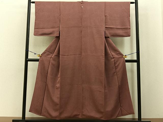 平和屋の平和屋着物■上質な色無地 渦巻き地紋 蘇芳香色 正絹 逸品 BAAX6496hj｜アングル2