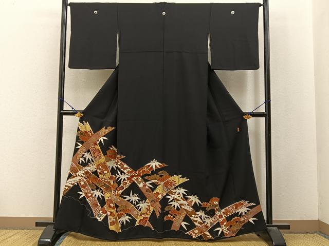 ■■■　サイズ　■■■ 身丈 162cm（肩から） 裄丈 65cm 袖丈 48.5cm　縫込み 7.5cm 袖幅 32.5cm 前幅 24.5cm 後幅 30.5cm 着物縫いこみ 内揚げ 0cm 裄 お袖側 約3.5cm　身頃側 約1cm ■■■　商品詳細　■■■ 【正絹・五つ紋・比翼仕立て】 状態は画像を添付しておりますので、そちらをご確認下さいますよう宜しくお願い致します。 大変上質な逸品になります。 お安く出品致しますので、是非この機会にいかがでしょうか？ ■■■　注意事項　■■■ ■モニター発色の具合により色合いが異なる場合がございます。 ■寸法は多少の誤差が生じる場合がございますのでご了承ください。 ■縫込みの長さが左右非対称の場合は短い部分を記載しております。 左右非対称であってもご返品・お値引き等の保証は出来かねますので、ご了承の上ご購入をお願い致します。 ■シミ等のチェックには注意を払っておりますが、見落としがある場合もございますし、個人の見解も様々ですので神経質な方のご購入はお控えください。 ■箪笥に入っておりました着物や帯なので畳みシワや匂いがあるものもございます。 ■お休みは基本的に土日祝となりますが、その他臨時でお休みする場合がございますのでご了承ください。 ■商品の発送は平日のみの発送となります。 ■夜間と土曜、日曜日はお問い合わせの回答が遅れる場合がございます。 ■当店では、お直し、紋入れ、お手入れ等は承っておりません。 ■生地の状態（ヤケ、経年劣化等）によってはサイズ直しが出来ない場合がございます。 その点もどうかご了承のうえ、ご購入をお願いいたします。 ■弊社で取り扱う商品は一点ものにつき、時期や在庫状況に応じて金額が変更となる場合がございます。 ■検針は行っておりません。予めご了承いただきますようお願いいたします。 ■【洗える着物】と記載のある商品におきましては、商品お届け後に洗濯を行ってしまってからのご返品にはご対応しかねます。 念の為、専門店でのお手入れをお願いいたします。 ■写真に写っている物が全てになります。それ以外の付属品はございませんのでご了承ください。 ■状態に関する写真につきましては、掲載可能な写真枚数に限りがあるため、各箇所につき1枚参考画像を掲載しております。 ■着物のサイズ目安は下記を参考ください↓ ＜女性着物＞　お端折り次第で＋5cm　−1cmが着用可能サイズ 　例）身丈170cmの場合、身長160cm〜175cm ＜男性着物＞　身丈＋約25cm〜27cm程が適応身長 　例）身丈155cmの場合、身長180〜182cm