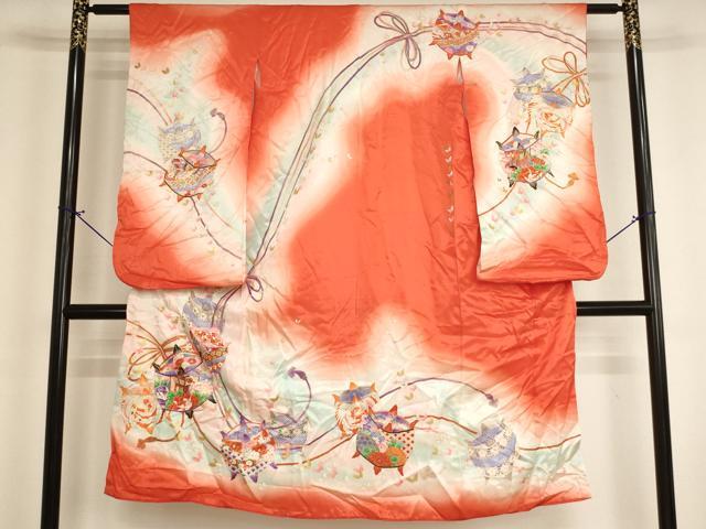■■■　サイズ　■■■ 【祝着】 身丈 130cm（肩から） 裄丈 57.5cm（肩上げ　0cm） 袖丈 75cm　縫込み 3cm 袖幅 32cm 前幅 18cm 後幅 26cm 着物縫いこみ 内揚げ 0cm （腰上げ　0cm） 裄 お袖側 約2cm　身頃側 約0cm ■■■　商品詳細　■■■ 着物【化繊】の状態は接写画像のように衿・袖口・右袖前・下前・八掛・上前に汚れがございます。 お安く出品致しますので、是非この機会にいかがでしょうか？ ※若干たたみシワがございます。 ■■■　注意事項　■■■ ■モニター発色の具合により色合いが異なる場合がございます。 ■寸法は多少の誤差が生じる場合がございますのでご了承ください。 ■縫込みの長さが左右非対称の場合は短い部分を記載しております。 左右非対称であってもご返品・お値引き等の保証は出来かねますので、ご了承の上ご購入をお願い致します。 ■シミ等のチェックには注意を払っておりますが、見落としがある場合もございますし、個人の見解も様々ですので神経質な方のご購入はお控えください。 ■箪笥に入っておりました着物や帯なので畳みシワや匂いがあるものもございます。 ■お休みは基本的に土日祝となりますが、その他臨時でお休みする場合がございますのでご了承ください。 ■商品の発送は平日のみの発送となります。 ■夜間と土曜、日曜日はお問い合わせの回答が遅れる場合がございます。 ■当店では、お直し、紋入れ、お手入れ等は承っておりません。 ■生地の状態（ヤケ、経年劣化等）によってはサイズ直しが出来ない場合がございます。 その点もどうかご了承のうえ、ご購入をお願いいたします。 ■弊社で取り扱う商品は一点ものにつき、時期や在庫状況に応じて金額が変更となる場合がございます。 ■検針は行っておりません。予めご了承いただきますようお願いいたします。 ■【洗える着物】と記載のある商品におきましては、商品お届け後に洗濯を行ってしまってからのご返品にはご対応しかねます。 念の為、専門店でのお手入れをお願いいたします。 ■写真に写っている物が全てになります。それ以外の付属品はございませんのでご了承ください。 ■状態に関する写真につきましては、掲載可能な写真枚数に限りがあるため、各箇所につき1枚参考画像を掲載しております。 ■着物のサイズ目安は下記を参考ください↓ ＜女性着物＞　お端折り次第で＋5cm　－1cmが着用可能サイズ 　例）身丈170cmの場合、身長160cm～175cm ＜男性着物＞　身丈＋約25cm～27cm程が適応身長 　例）身丈155cmの場合、身長180～182cm
