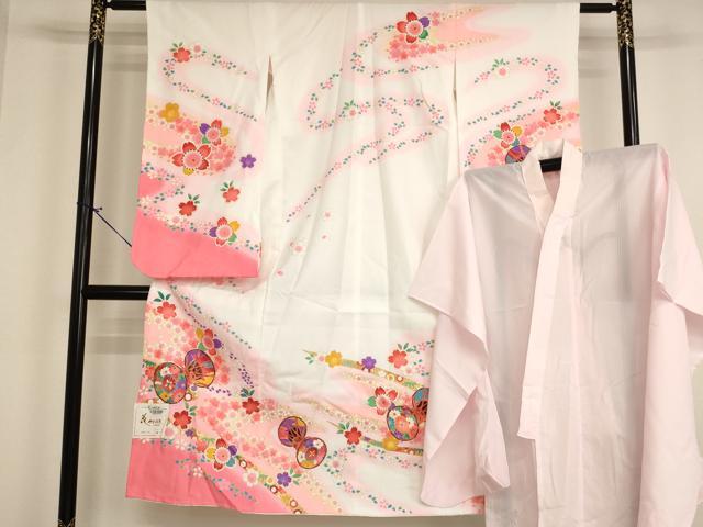 ■■■　サイズ　■■■ 【祝着】 身丈 135.5cm（肩から） 裄丈 56.5cm（肩上げ　0cm） 袖丈 76cm　縫込み 4cm 袖幅 32cm 前幅 19cm 後幅 24.5cm 着物縫いこみ 内揚げ 0cm （腰上げ　0cm） 裄 お袖側 約1cm　身頃側 約1.5cm 【長襦袢】 身丈 102cm（肩から） 裄丈 55.5cm（肩上げ　0cm） 袖丈 75cm　縫込み 3.5cm 袖幅 30cm 前幅 19cm 後幅 24.5cm 着物縫いこみ 内揚げ 0cm （腰上げ　0cm） 裄 お袖側 約4cm　身頃側 約1cm ■■■　商品詳細　■■■ 着物【化繊・未使用】の状態は接写画像のように上前・両袖・下前・衿に汚れがございますが その他特に目立ったシミ汚れなどもなく大変良い状態です。 長襦袢【化繊】の状態は接写画像のように下前に汚れがございますが その他特に目立ったシミ汚れなどもなく大変良い状態です。 お安く出品致しますので、是非この機会にいかがでしょうか？ ■■■　注意事項　■■■ ■モニター発色の具合により色合いが異なる場合がございます。 ■寸法は多少の誤差が生じる場合がございますのでご了承ください。 ■縫込みの長さが左右非対称の場合は短い部分を記載しております。 左右非対称であってもご返品・お値引き等の保証は出来かねますので、ご了承の上ご購入をお願い致します。 ■シミ等のチェックには注意を払っておりますが、見落としがある場合もございますし、個人の見解も様々ですので神経質な方のご購入はお控えください。 ■箪笥に入っておりました着物や帯なので畳みシワや匂いがあるものもございます。 ■お休みは基本的に土日祝となりますが、その他臨時でお休みする場合がございますのでご了承ください。 ■商品の発送は平日のみの発送となります。 ■夜間と土曜、日曜日はお問い合わせの回答が遅れる場合がございます。 ■当店では、お直し、紋入れ、お手入れ等は承っておりません。 ■生地の状態（ヤケ、経年劣化等）によってはサイズ直しが出来ない場合がございます。 その点もどうかご了承のうえ、ご購入をお願いいたします。 ■弊社で取り扱う商品は一点ものにつき、時期や在庫状況に応じて金額が変更となる場合がございます。 ■検針は行っておりません。予めご了承いただきますようお願いいたします。 ■【洗える着物】と記載のある商品におきましては、商品お届け後に洗濯を行ってしまってからのご返品にはご対応しかねます。 念の為、専門店でのお手入れをお願いいたします。 ■写真に写っている物が全てになります。それ以外の付属品はございませんのでご了承ください。 ■状態に関する写真につきましては、掲載可能な写真枚数に限りがあるため、各箇所につき1枚参考画像を掲載しております。 ■着物のサイズ目安は下記を参考ください↓ ＜女性着物＞　お端折り次第で＋5cm　－1cmが着用可能サイズ 　例）身丈170cmの場合、身長160cm～175cm ＜男性着物＞　身丈＋約25cm～27cm程が適応身長 　例）身丈155cmの場合、身長180～182cm