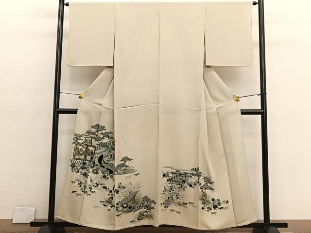 ■■■　サイズ　■■■ 身丈 156cm（肩から） 裄丈 63cm 袖丈 48cm　縫込み 3cm 袖幅 32cm 前幅 25.5cm 後幅 31cm 着物縫いこみ 内揚げ 0cm 裄 お袖側 約3cm　身頃側 約1.5cm ■■■　商品詳細　■■■ 【正絹・三つ紋】 状態は接写画像のように 上前・下前・衿・両袖・衿裏に薄い汚れ、後身頃に若干のヤケ・糸解けがございます。 大変上質な逸品になりますのでぜひお手入れをされてお召しになられてはいかがでしょうか。 お安く出品致しますので、是非この機会にいかがでしょうか？ ■■■　注意事項　■■■ ■モニター発色の具合により色合いが異なる場合がございます。 ■寸法は多少の誤差が生じる場合がございますのでご了承ください。 ■縫込みの長さが左右非対称の場合は短い部分を記載しております。 左右非対称であってもご返品・お値引き等の保証は出来かねますので、ご了承の上ご購入をお願い致します。 ■シミ等のチェックには注意を払っておりますが、見落としがある場合もございますし、個人の見解も様々ですので神経質な方のご購入はお控えください。 ■箪笥に入っておりました着物や帯なので畳みシワや匂いがあるものもございます。 ■お休みは基本的に土日祝となりますが、その他臨時でお休みする場合がございますのでご了承ください。 ■商品の発送は平日のみの発送となります。 ■夜間と土曜、日曜日はお問い合わせの回答が遅れる場合がございます。 ■当店では、お直し、紋入れ、お手入れ等は承っておりません。 ■生地の状態（ヤケ、経年劣化等）によってはサイズ直しが出来ない場合がございます。 その点もどうかご了承のうえ、ご購入をお願いいたします。 ■弊社で取り扱う商品は一点ものにつき、時期や在庫状況に応じて金額が変更となる場合がございます。 ■検針は行っておりません。予めご了承いただきますようお願いいたします。 ■【洗える着物】と記載のある商品におきましては、商品お届け後に洗濯を行ってしまってからのご返品にはご対応しかねます。 念の為、専門店でのお手入れをお願いいたします。 ■写真に写っている物が全てになります。それ以外の付属品はございませんのでご了承ください。 ■状態に関する写真につきましては、掲載可能な写真枚数に限りがあるため、各箇所につき1枚参考画像を掲載しております。 ■着物のサイズ目安は下記を参考ください↓ ＜女性着物＞　お端折り次第で＋5cm　－1cmが着用可能サイズ 　例）身丈170cmの場合、身長160cm～175cm ＜男性着物＞　身丈＋約25cm～27cm程が適応身長 　例）身丈155cmの場合、身長180～182cm