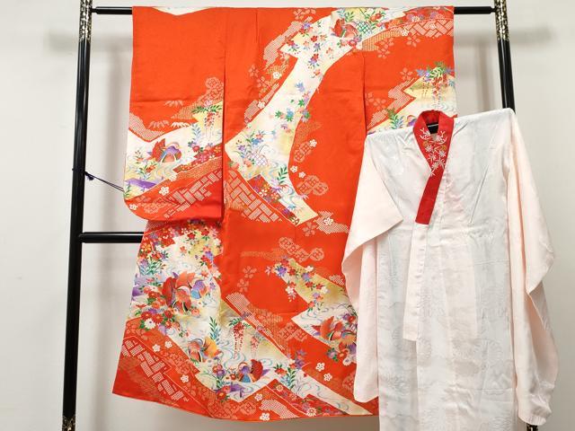 ■■■　サイズ　■■■ 【祝着】 身丈 133cm（肩から） 裄丈 55cm（肩上げ　1cm） 袖丈 73cm　縫込み 1cm 袖幅 32cm 前幅 19cm 後幅 25.5cm 着物縫いこみ 内揚げ 0cm （腰上げ　0cm） 裄 お袖側 約1.5cm　身頃側 約1cm 【長襦袢】 身丈 101.5cm（肩から） 裄丈 53cm（肩上げ　0cm） 袖丈 72cm　縫込み 1.5cm 袖幅 29.5cm 前幅 19cm 後幅 23cm 着物縫いこみ 内揚げ 0cm （腰上げ　0cm） 裄 お袖側 約1.5cm　身頃側 約0cm ■■■　商品詳細　■■■ 着物【正絹・重ね衿：取り外し可能】の 状態は接写画像のように重ね衿に薄い汚れがございますが その他表地は特に目立ったシミ汚れなどもなく大変良い状態です。 気にならない方であればそのままお召しになれるかと思います。 長襦袢【化繊】の 状態は特に目立ったシミ汚れなどもなく大変良い状態です。 大変上質な逸品になります。 お安く出品致しますので、是非この機会にいかがでしょうか？ ※襦袢の肩上げと腰上げがされておりません。 ■■■　注意事項　■■■ ■モニター発色の具合により色合いが異なる場合がございます。 ■寸法は多少の誤差が生じる場合がございますのでご了承ください。 ■縫込みの長さが左右非対称の場合は短い部分を記載しております。 左右非対称であってもご返品・お値引き等の保証は出来かねますので、ご了承の上ご購入をお願い致します。 ■シミ等のチェックには注意を払っておりますが、見落としがある場合もございますし、個人の見解も様々ですので神経質な方のご購入はお控えください。 ■箪笥に入っておりました着物や帯なので畳みシワや匂いがあるものもございます。 ■お休みは基本的に土日祝となりますが、その他臨時でお休みする場合がございますのでご了承ください。 ■商品の発送は平日のみの発送となります。 ■夜間と土曜、日曜日はお問い合わせの回答が遅れる場合がございます。 ■当店では、お直し、紋入れ、お手入れ等は承っておりません。 ■生地の状態（ヤケ、経年劣化等）によってはサイズ直しが出来ない場合がございます。 その点もどうかご了承のうえ、ご購入をお願いいたします。 ■弊社で取り扱う商品は一点ものにつき、時期や在庫状況に応じて金額が変更となる場合がございます。 ■検針は行っておりません。予めご了承いただきますようお願いいたします。 ■【洗える着物】と記載のある商品におきましては、商品お届け後に洗濯を行ってしまってからのご返品にはご対応しかねます。 念の為、専門店でのお手入れをお願いいたします。 ■写真に写っている物が全てになります。それ以外の付属品はございませんのでご了承ください。 ■状態に関する写真につきましては、掲載可能な写真枚数に限りがあるため、各箇所につき1枚参考画像を掲載しております。 ■着物のサイズ目安は下記を参考ください↓ ＜女性着物＞　お端折り次第で＋5cm　－1cmが着用可能サイズ 　例）身丈170cmの場合、身長160cm～175cm ＜男性着物＞　身丈＋約25cm～27cm程が適応身長 　例）身丈155cmの場合、身長180～182cm