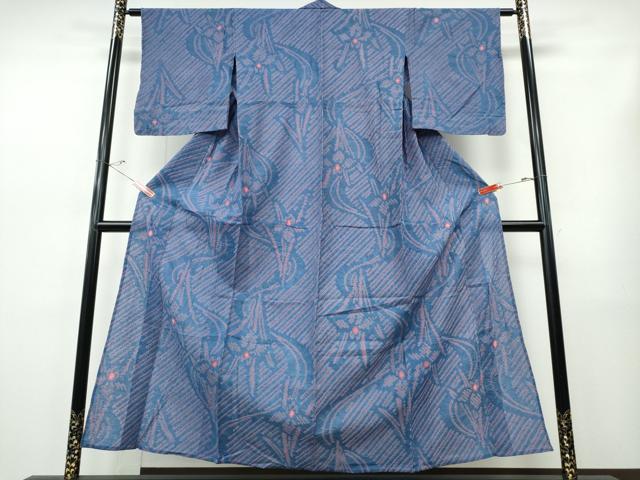 ■■■　サイズ　■■■ 身丈 156cm（肩から） 裄丈 64cm 袖丈 48cm　縫込み 3cm 袖幅 34cm 前幅 25.5cm 後幅 29cm 着物縫いこみ 内揚げ 0cm 裄 お袖側 約2.5cm　身頃側 約3cm ■■■　商品詳細　■■■ 【綿】 状態は接写画像のように右袖に若干の変色がございますが その他特に目立ったシミ汚れなどもなく大変良い状態です。 人気の高い“有松鳴海絞り”の浴衣でございます。 “鳴海絞り”ならではの表情を生み出す立体感と 淡いぼかしで息を吹き込まれ、 今にも動き出しそうな迫力を放っております。 夏祭りや花火大会、これから増えるイベントに連れ立って、 より夏をお楽しみ下さいませ。 大変上質な逸品になります。 お安く出品致しますので、是非この機会にいかがでしょうか？ ■■■　注意事項　■■■ ■モニター発色の具合により色合いが異なる場合がございます。 ■寸法は多少の誤差が生じる場合がございますのでご了承ください。 ■縫込みの長さが左右非対称の場合は短い部分を記載しております。 左右非対称であってもご返品・お値引き等の保証は出来かねますので、ご了承の上ご購入をお願い致します。 ■シミ等のチェックには注意を払っておりますが、見落としがある場合もございますし、個人の見解も様々ですので神経質な方のご購入はお控えください。 ■箪笥に入っておりました着物や帯なので畳みシワや匂いがあるものもございます。 ■お休みは基本的に土日祝となりますが、その他臨時でお休みする場合がございますのでご了承ください。 ■商品の発送は平日のみの発送となります。 ■夜間と土曜、日曜日はお問い合わせの回答が遅れる場合がございます。 ■当店では、お直し、紋入れ、お手入れ等は承っておりません。 ■生地の状態（ヤケ、経年劣化等）によってはサイズ直しが出来ない場合がございます。 その点もどうかご了承のうえ、ご購入をお願いいたします。 ■弊社で取り扱う商品は一点ものにつき、時期や在庫状況に応じて金額が変更となる場合がございます。 ■検針は行っておりません。予めご了承いただきますようお願いいたします。 ■【洗える着物】と記載のある商品におきましては、商品お届け後に洗濯を行ってしまってからのご返品にはご対応しかねます。 念の為、専門店でのお手入れをお願いいたします。 ■写真に写っている物が全てになります。それ以外の付属品はございませんのでご了承ください。 ■状態に関する写真につきましては、掲載可能な写真枚数に限りがあるため、各箇所につき1枚参考画像を掲載しております。 ■着物のサイズ目安は下記を参考ください↓ ＜女性着物＞　お端折り次第で＋5cm　－1cmが着用可能サイズ 　例）身丈170cmの場合、身長160cm～175cm ＜男性着物＞　身丈＋約25cm～27cm程が適応身長 　例）身丈155cmの場合、身長180～182cm