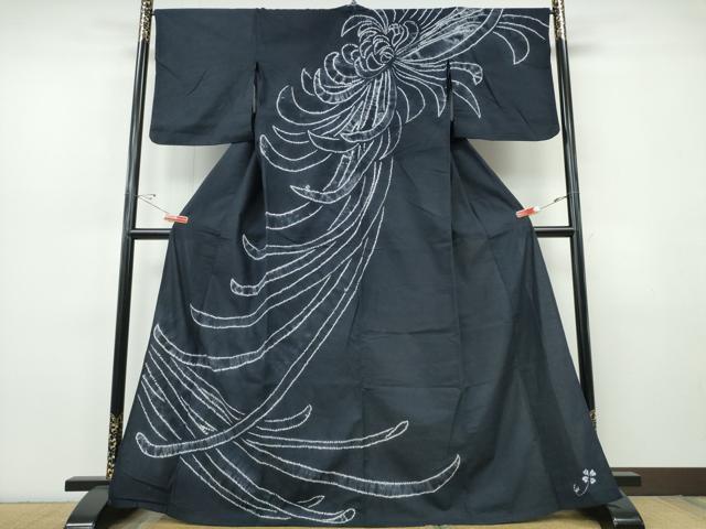 ■■■　サイズ　■■■ 身丈 167cm（肩から） 裄丈 68cm 袖丈 49cm　縫込み 2cm 袖幅 35cm 前幅 25.5cm 後幅 31.5cm 着物縫いこみ 内揚げ 0cm 裄 お袖側 約5cm　身頃側 約0cm ■■■　商品詳細　■■■ 【綿】 状態は特に目立ったシミ汚れなどもなく大変良い状態です。 人気の高い“有松鳴海絞り”の浴衣でございます。 “鳴海絞り”ならではの表情を生み出す立体感と 淡いぼかしで息を吹き込まれ、 今にも動き出しそうな迫力を放っております。 夏祭りや花火大会、これから増えるイベントに連れ立って、 より夏をお楽しみ下さいませ。 大変上質な逸品になります。 お安く出品致しますので、是非この機会にいかがでしょうか？ ■■■　注意事項　■■■ ■モニター発色の具合により色合いが異なる場合がございます。 ■寸法は多少の誤差が生じる場合がございますのでご了承ください。 ■縫込みの長さが左右非対称の場合は短い部分を記載しております。 左右非対称であってもご返品・お値引き等の保証は出来かねますので、ご了承の上ご購入をお願い致します。 ■シミ等のチェックには注意を払っておりますが、見落としがある場合もございますし、個人の見解も様々ですので神経質な方のご購入はお控えください。 ■箪笥に入っておりました着物や帯なので畳みシワや匂いがあるものもございます。 ■お休みは基本的に土日祝となりますが、その他臨時でお休みする場合がございますのでご了承ください。 ■商品の発送は平日のみの発送となります。 ■夜間と土曜、日曜日はお問い合わせの回答が遅れる場合がございます。 ■当店では、お直し、紋入れ、お手入れ等は承っておりません。 ■生地の状態（ヤケ、経年劣化等）によってはサイズ直しが出来ない場合がございます。 その点もどうかご了承のうえ、ご購入をお願いいたします。 ■弊社で取り扱う商品は一点ものにつき、時期や在庫状況に応じて金額が変更となる場合がございます。 ■検針は行っておりません。予めご了承いただきますようお願いいたします。 ■【洗える着物】と記載のある商品におきましては、商品お届け後に洗濯を行ってしまってからのご返品にはご対応しかねます。 念の為、専門店でのお手入れをお願いいたします。 ■写真に写っている物が全てになります。それ以外の付属品はございませんのでご了承ください。 ■状態に関する写真につきましては、掲載可能な写真枚数に限りがあるため、各箇所につき1枚参考画像を掲載しております。 ■着物のサイズ目安は下記を参考ください↓ ＜女性着物＞　お端折り次第で＋5cm　－1cmが着用可能サイズ 　例）身丈170cmの場合、身長160cm～175cm ＜男性着物＞　身丈＋約25cm～27cm程が適応身長 　例）身丈155cmの場合、身長180～182cm
