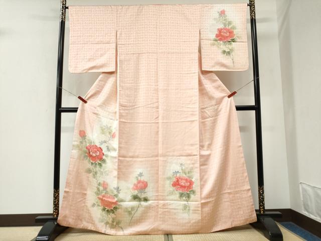 ■■■　サイズ　■■■ 身丈 164cm（肩から） 裄丈 66.5cm 袖丈 52cm　縫込み 7cm 袖幅 34cm 前幅 24cm 後幅 29cm 着物縫いこみ 内揚げ 4cm 裄 お袖側 約2cm　身頃側 約2cm ■■■　商品詳細　■■■ 【正絹】 状態は接写画像のように衿山に薄い汚れがございますが その他特に目立ったシミ汚れなどもなく大変良い状態です。 大変上質な逸品になります。 お安く出品致しますので、是非この機会にいかがでしょうか？ ■■■　注意事項　■■■ ■モニター発色の具合により色合いが異なる場合がございます。 ■寸法は多少の誤差が生じる場合がございますのでご了承ください。 ■縫込みの長さが左右非対称の場合は短い部分を記載しております。 左右非対称であってもご返品・お値引き等の保証は出来かねますので、ご了承の上ご購入をお願い致します。 ■シミ等のチェックには注意を払っておりますが、見落としがある場合もございますし、個人の見解も様々ですので神経質な方のご購入はお控えください。 ■箪笥に入っておりました着物や帯なので畳みシワや匂いがあるものもございます。 ■お休みは基本的に土日祝となりますが、その他臨時でお休みする場合がございますのでご了承ください。 ■商品の発送は平日のみの発送となります。 ■夜間と土曜、日曜日はお問い合わせの回答が遅れる場合がございます。 ■当店では、お直し、紋入れ、お手入れ等は承っておりません。 ■生地の状態（ヤケ、経年劣化等）によってはサイズ直しが出来ない場合がございます。 その点もどうかご了承のうえ、ご購入をお願いいたします。 ■弊社で取り扱う商品は一点ものにつき、時期や在庫状況に応じて金額が変更となる場合がございます。 ■検針は行っておりません。予めご了承いただきますようお願いいたします。 ■【洗える着物】と記載のある商品におきましては、商品お届け後に洗濯を行ってしまってからのご返品にはご対応しかねます。 念の為、専門店でのお手入れをお願いいたします。 ■写真に写っている物が全てになります。それ以外の付属品はございませんのでご了承ください。 ■状態に関する写真につきましては、掲載可能な写真枚数に限りがあるため、各箇所につき1枚参考画像を掲載しております。 ■着物のサイズ目安は下記を参考ください↓ ＜女性着物＞　お端折り次第で＋5cm　−1cmが着用可能サイズ 　例）身丈170cmの場合、身長160cm〜175cm ＜男性着物＞　身丈＋約25cm〜27cm程が適応身長 　例）身丈155cmの場合、身長180〜182cm