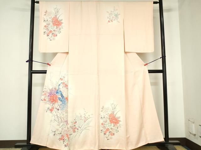 ■■■　サイズ　■■■ 身丈 158cm（肩から） 裄丈 62cm 袖丈 58cm　縫込み 4cm 袖幅 32cm 前幅 25cm 後幅 30cm 着物縫いこみ 内揚げ 3cm 裄 お袖側 約3cm　身頃側 約3.5cm ■■■　商品詳細　■■■ 【正絹】 状態は画像を添付しておりますので、そちらをご確認下さいますよう宜しくお願い致します。 大変上質な逸品になります。 お安く出品致しますので、是非この機会にいかがでしょうか？ ■■■　注意事項　■■■ ■モニター発色の具合により色合いが異なる場合がございます。 ■寸法は多少の誤差が生じる場合がございますのでご了承ください。 ■縫込みの長さが左右非対称の場合は短い部分を記載しております。 左右非対称であってもご返品・お値引き等の保証は出来かねますので、ご了承の上ご購入をお願い致します。 ■シミ等のチェックには注意を払っておりますが、見落としがある場合もございますし、個人の見解も様々ですので神経質な方のご購入はお控えください。 ■箪笥に入っておりました着物や帯なので畳みシワや匂いがあるものもございます。 ■お休みは基本的に土日祝となりますが、その他臨時でお休みする場合がございますのでご了承ください。 ■商品の発送は平日のみの発送となります。 ■夜間と土曜、日曜日はお問い合わせの回答が遅れる場合がございます。 ■当店では、お直し、紋入れ、お手入れ等は承っておりません。 ■生地の状態（ヤケ、経年劣化等）によってはサイズ直しが出来ない場合がございます。 その点もどうかご了承のうえ、ご購入をお願いいたします。 ■弊社で取り扱う商品は一点ものにつき、時期や在庫状況に応じて金額が変更となる場合がございます。 ■検針は行っておりません。予めご了承いただきますようお願いいたします。 ■【洗える着物】と記載のある商品におきましては、商品お届け後に洗濯を行ってしまってからのご返品にはご対応しかねます。 念の為、専門店でのお手入れをお願いいたします。 ■写真に写っている物が全てになります。それ以外の付属品はございませんのでご了承ください。 ■状態に関する写真につきましては、掲載可能な写真枚数に限りがあるため、各箇所につき1枚参考画像を掲載しております。 ■着物のサイズ目安は下記を参考ください↓ ＜女性着物＞　お端折り次第で＋5cm　－1cmが着用可能サイズ 　例）身丈170cmの場合、身長160cm～175cm ＜男性着物＞　身丈＋約25cm～27cm程が適応身長 　例）身丈155cmの場合、身長180～182cm