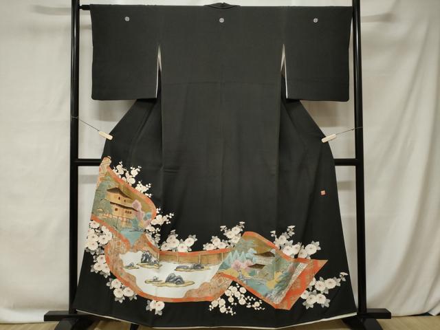 ■■■　サイズ　■■■ 身丈 158cm（肩から） 裄丈 65cm 袖丈 47cm　縫込み 2cm 袖幅 33cm 前幅 24cm 後幅 29cm 着物縫いこみ 内揚げ 8cm 裄 お袖側 約3cm　身頃側 約3cm ■■■　商品詳細　■■■ 【正絹・五つ紋・比翼仕立て】 状態は画像を添付しておりますので、そちらをご確認下さいますよう宜しくお願い致します。 大変上質な逸品になりますのでぜひお手入れをされてお召しになられてはいかがでしょうか。 お安く出品致しますので、是非この機会にいかがでしょうか？ ■■■　注意事項　■■■ ■モニター発色の具合により色合いが異なる場合がございます。 ■寸法は多少の誤差が生じる場合がございますのでご了承ください。 ■縫込みの長さが左右非対称の場合は短い部分を記載しております。 左右非対称であってもご返品・お値引き等の保証は出来かねますので、ご了承の上ご購入をお願い致します。 ■シミ等のチェックには注意を払っておりますが、見落としがある場合もございますし、個人の見解も様々ですので神経質な方のご購入はお控えください。 ■箪笥に入っておりました着物や帯なので畳みシワや匂いがあるものもございます。 ■お休みは基本的に土日祝となりますが、その他臨時でお休みする場合がございますのでご了承ください。 ■商品の発送は平日のみの発送となります。 ■夜間と土曜、日曜日はお問い合わせの回答が遅れる場合がございます。 ■当店では、お直し、紋入れ、お手入れ等は承っておりません。 ■生地の状態（ヤケ、経年劣化等）によってはサイズ直しが出来ない場合がございます。 その点もどうかご了承のうえ、ご購入をお願いいたします。 ■弊社で取り扱う商品は一点ものにつき、時期や在庫状況に応じて金額が変更となる場合がございます。 ■検針は行っておりません。予めご了承いただきますようお願いいたします。 ■【洗える着物】と記載のある商品におきましては、商品お届け後に洗濯を行ってしまってからのご返品にはご対応しかねます。 念の為、専門店でのお手入れをお願いいたします。 ■着物のサイズ目安は下記を参考ください↓ ＜女性着物＞　お端折り次第で＋5cm　−1cmが着用可能サイズ 　例）身丈170cmの場合、身長160cm〜175cm ＜男性着物＞　身丈＋約25cm〜27cm程が適応身長 　例）身丈155cmの場合、身長180〜182cm