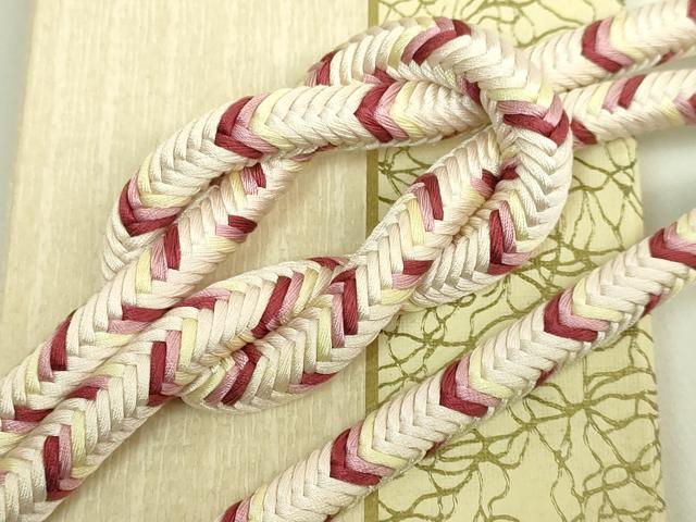 ■■■　サイズ　■■■ 長さ　約140cm（房を除く） ■■■　商品詳細　■■■ 【正絹】 状態は接写画像のように、所々に薄いシミがございます。 大変上質な極上の逸品になります。 お安く出品致しますので、是非この機会にいかがでしょうか？ ■■■　注意事項　■■■ ■モニター発色の具合により色合いが異なる場合がございます。 ■寸法は多少の誤差が生じる場合がございますのでご了承ください。 ■縫込みの長さが左右非対称の場合は短い部分を記載しております。 左右非対称であってもご返品・お値引き等の保証は出来かねますので、ご了承の上ご購入をお願い致します。 ■シミ等のチェックには注意を払っておりますが、見落としがある場合もございますし、個人の見解も様々ですので神経質な方のご購入はお控えください。 ■箪笥に入っておりました着物や帯なので畳みシワや匂いがあるものもございます。 ■お休みは基本的に土日祝となりますが、その他臨時でお休みする場合がございますのでご了承ください。 ■商品の発送は平日のみの発送となります。 ■夜間と土曜、日曜日はお問い合わせの回答が遅れる場合がございます。 ■当店では、お直し、紋入れ、お手入れ等は承っておりません。 ■生地の状態（ヤケ、経年劣化等）によってはサイズ直しが出来ない場合がございます。 その点もどうかご了承のうえ、ご購入をお願いいたします。 ■弊社で取り扱う商品は一点ものにつき、時期や在庫状況に応じて金額が変更となる場合がございます。 ■検針は行っておりません。予めご了承いただきますようお願いいたします。 ■【洗える着物】と記載のある商品におきましては、商品お届け後に洗濯を行ってしまってからのご返品にはご対応しかねます。 念の為、専門店でのお手入れをお願いいたします。 ■着物のサイズ目安は下記を参考ください↓ ＜女性着物＞　お端折り次第で＋5?　−10?が着用可能サイズ 　例）身丈170?の場合、身長160?〜175? ＜男性着物＞　身丈＋約25?〜27?程が適応身長 　例）身丈155?の場合、身長180〜182?