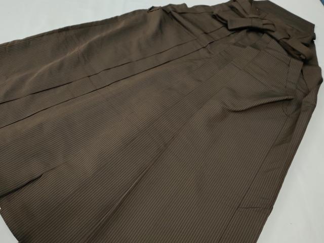 ■■■　サイズ　■■■ 紐下丈　約87.5cm ■■■　商品詳細　■■■ 【正絹】 状態は接写画像のように二のひだに薄い汚れがございますが その他特に目立ったシミ汚れなどもなく大変良い状態です。 大変上質な逸品になります。 お安く出品致しますので、是非この機会にいかがでしょうか？ ※たたみシワがございます。 ■■■　注意事項　■■■ ■モニター発色の具合により色合いが異なる場合がございます。 ■寸法は多少の誤差が生じる場合がございますのでご了承ください。 ■縫込みの長さが左右非対称の場合は短い部分を記載しております。 左右非対称であってもご返品・お値引き等の保証は出来かねますので、ご了承の上ご購入をお願い致します。 ■シミ等のチェックには注意を払っておりますが、見落としがある場合もございますし、個人の見解も様々ですので神経質な方のご購入はお控えください。 ■箪笥に入っておりました着物や帯なので畳みシワや匂いがあるものもございます。 ■お休みは基本的に土日祝となりますが、その他臨時でお休みする場合がございますのでご了承ください。 ■商品の発送は平日のみの発送となります。 ■夜間と土曜、日曜日はお問い合わせの回答が遅れる場合がございます。 ■当店では、お直し、紋入れ、お手入れ等は承っておりません。 ■生地の状態（ヤケ、経年劣化等）によってはサイズ直しが出来ない場合がございます。 その点もどうかご了承のうえ、ご購入をお願いいたします。 ■弊社で取り扱う商品は一点ものにつき、時期や在庫状況に応じて金額が変更となる場合がございます。 ■検針は行っておりません。予めご了承いただきますようお願いいたします。 ■【洗える着物】と記載のある商品におきましては、商品お届け後に洗濯を行ってしまってからのご返品にはご対応しかねます。 念の為、専門店でのお手入れをお願いいたします。 ■写真に写っている物が全てになります。それ以外の付属品はございませんのでご了承ください。 ■状態に関する写真につきましては、掲載可能な写真枚数に限りがあるため、各箇所につき1枚参考画像を掲載しております。 ■着物のサイズ目安は下記を参考ください↓ ＜女性着物＞　お端折り次第で＋5cm　－1cmが着用可能サイズ 　例）身丈170cmの場合、身長160cm～175cm ＜男性着物＞　身丈＋約25cm～27cm程が適応身長 　例）身丈155cmの場合、身長180～182cm