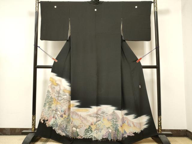 ■■■　サイズ　■■■ 身丈 155cm（肩から） 裄丈 66.5cm 袖丈 48.5cm　縫込み 6cm 袖幅 33.5cm 前幅 25.5cm 後幅 30cm 着物縫いこみ 内揚げ 6cm 裄 お袖側 約2cm　身頃側 約2.5cm ■■■　商品詳細　■■■ 【正絹・五つ紋・比翼仕立て】 状態は画像を添付しておりますので、そちらをご確認下さいますよう宜しくお願い致します。 大変上質な逸品になります。 お安く出品致しますので、是非この機会にいかがでしょうか？ ■■■　注意事項　■■■ ■モニター発色の具合により色合いが異なる場合がございます。 ■寸法は多少の誤差が生じる場合がございますのでご了承ください。 ■縫込みの長さが左右非対称の場合は短い部分を記載しております。 左右非対称であってもご返品・お値引き等の保証は出来かねますので、ご了承の上ご購入をお願い致します。 ■シミ等のチェックには注意を払っておりますが、見落としがある場合もございますし、個人の見解も様々ですので神経質な方のご購入はお控えください。 ■箪笥に入っておりました着物や帯なので畳みシワや匂いがあるものもございます。 ■お休みは基本的に土日祝となりますが、その他臨時でお休みする場合がございますのでご了承ください。 ■商品の発送は平日のみの発送となります。 ■夜間と土曜、日曜日はお問い合わせの回答が遅れる場合がございます。 ■当店では、お直し、紋入れ、お手入れ等は承っておりません。 ■生地の状態（ヤケ、経年劣化等）によってはサイズ直しが出来ない場合がございます。 その点もどうかご了承のうえ、ご購入をお願いいたします。 ■弊社で取り扱う商品は一点ものにつき、時期や在庫状況に応じて金額が変更となる場合がございます。 ■検針は行っておりません。予めご了承いただきますようお願いいたします。 ■【洗える着物】と記載のある商品におきましては、商品お届け後に洗濯を行ってしまってからのご返品にはご対応しかねます。 念の為、専門店でのお手入れをお願いいたします。 ■写真に写っている物が全てになります。それ以外の付属品はございませんのでご了承ください。 ■状態に関する写真につきましては、掲載可能な写真枚数に限りがあるため、各箇所につき1枚参考画像を掲載しております。 ■着物のサイズ目安は下記を参考ください↓ ＜女性着物＞　お端折り次第で＋5cm　－1cmが着用可能サイズ 　例）身丈170cmの場合、身長160cm～175cm ＜男性着物＞　身丈＋約25cm～27cm程が適応身長 　例）身丈155cmの場合、身長180～182cm