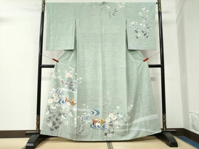 ■■■　サイズ　■■■ 身丈 161cm（肩から） 裄丈 67cm 袖丈 59.5cm　縫込み 6cm 袖幅 36cm 前幅 23cm 後幅 29cm 着物縫いこみ 内揚げ 8.5cm 裄 お袖側 約1cm　身頃側 約3.5cm ■■■　商品詳細　■■■ 【正絹】 状態は接写画像のように上前に薄い汚れがございますが その他特に目立ったシミ汚れなどもなく大変良い状態です。 大変上質な逸品になります。 お安く出品致しますので、是非この機会にいかがでしょうか？ ■■■　注意事項　■■■ ■モニター発色の具合により色合いが異なる場合がございます。 ■寸法は多少の誤差が生じる場合がございますのでご了承ください。 ■縫込みの長さが左右非対称の場合は短い部分を記載しております。 左右非対称であってもご返品・お値引き等の保証は出来かねますので、ご了承の上ご購入をお願い致します。 ■シミ等のチェックには注意を払っておりますが、見落としがある場合もございますし、個人の見解も様々ですので神経質な方のご購入はお控えください。 ■箪笥に入っておりました着物や帯なので畳みシワや匂いがあるものもございます。 ■お休みは基本的に土日祝となりますが、その他臨時でお休みする場合がございますのでご了承ください。 ■商品の発送は平日のみの発送となります。 ■夜間と土曜、日曜日はお問い合わせの回答が遅れる場合がございます。 ■当店では、お直し、紋入れ、お手入れ等は承っておりません。 ■生地の状態（ヤケ、経年劣化等）によってはサイズ直しが出来ない場合がございます。 その点もどうかご了承のうえ、ご購入をお願いいたします。 ■弊社で取り扱う商品は一点ものにつき、時期や在庫状況に応じて金額が変更となる場合がございます。 ■検針は行っておりません。予めご了承いただきますようお願いいたします。 ■【洗える着物】と記載のある商品におきましては、商品お届け後に洗濯を行ってしまってからのご返品にはご対応しかねます。 念の為、専門店でのお手入れをお願いいたします。 ■写真に写っている物が全てになります。それ以外の付属品はございませんのでご了承ください。 ■状態に関する写真につきましては、掲載可能な写真枚数に限りがあるため、各箇所につき1枚参考画像を掲載しております。 ■着物のサイズ目安は下記を参考ください↓ ＜女性着物＞　お端折り次第で＋5cm　−1cmが着用可能サイズ 　例）身丈170cmの場合、身長160cm〜175cm ＜男性着物＞　身丈＋約25cm〜27cm程が適応身長 　例）身丈155cmの場合、身長180〜182cm