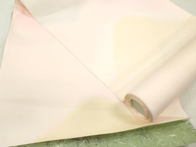 ■■■　サイズ　■■■ 長さ　　着尺分あり 幅　　　約36cm ■■■　商品詳細　■■■ 【正絹・未使用】 状態は接写画像のように表地所々・裏面所々に薄い汚れがございます。 大変上質な逸品になります。 お安く出品致しますので、是非この機会にいかがでしょうか？ ■■■　注意事項　■■■ ■モニター発色の具合により色合いが異なる場合がございます。 ■寸法は多少の誤差が生じる場合がございますのでご了承ください。 ■縫込みの長さが左右非対称の場合は短い部分を記載しております。 左右非対称であってもご返品・お値引き等の保証は出来かねますので、ご了承の上ご購入をお願い致します。 ■シミ等のチェックには注意を払っておりますが、見落としがある場合もございますし、個人の見解も様々ですので神経質な方のご購入はお控えください。 ■箪笥に入っておりました着物や帯なので畳みシワや匂いがあるものもございます。 ■お休みは基本的に土日祝となりますが、その他臨時でお休みする場合がございますのでご了承ください。 ■商品の発送は平日のみの発送となります。 ■夜間と土曜、日曜日はお問い合わせの回答が遅れる場合がございます。 ■当店では、お直し、紋入れ、お手入れ等は承っておりません。 ■生地の状態（ヤケ、経年劣化等）によってはサイズ直しが出来ない場合がございます。 その点もどうかご了承のうえ、ご購入をお願いいたします。 ■弊社で取り扱う商品は一点ものにつき、時期や在庫状況に応じて金額が変更となる場合がございます。 ■検針は行っておりません。予めご了承いただきますようお願いいたします。 ■【洗える着物】と記載のある商品におきましては、商品お届け後に洗濯を行ってしまってからのご返品にはご対応しかねます。 念の為、専門店でのお手入れをお願いいたします。 ■写真に写っている物が全てになります。それ以外の付属品はございませんのでご了承ください。 ■状態に関する写真につきましては、掲載可能な写真枚数に限りがあるため、各箇所につき1枚参考画像を掲載しております。 ■着物のサイズ目安は下記を参考ください↓ ＜女性着物＞　お端折り次第で＋5cm　－1cmが着用可能サイズ 　例）身丈170cmの場合、身長160cm～175cm ＜男性着物＞　身丈＋約25cm～27cm程が適応身長 　例）身丈155cmの場合、身長180～182cm